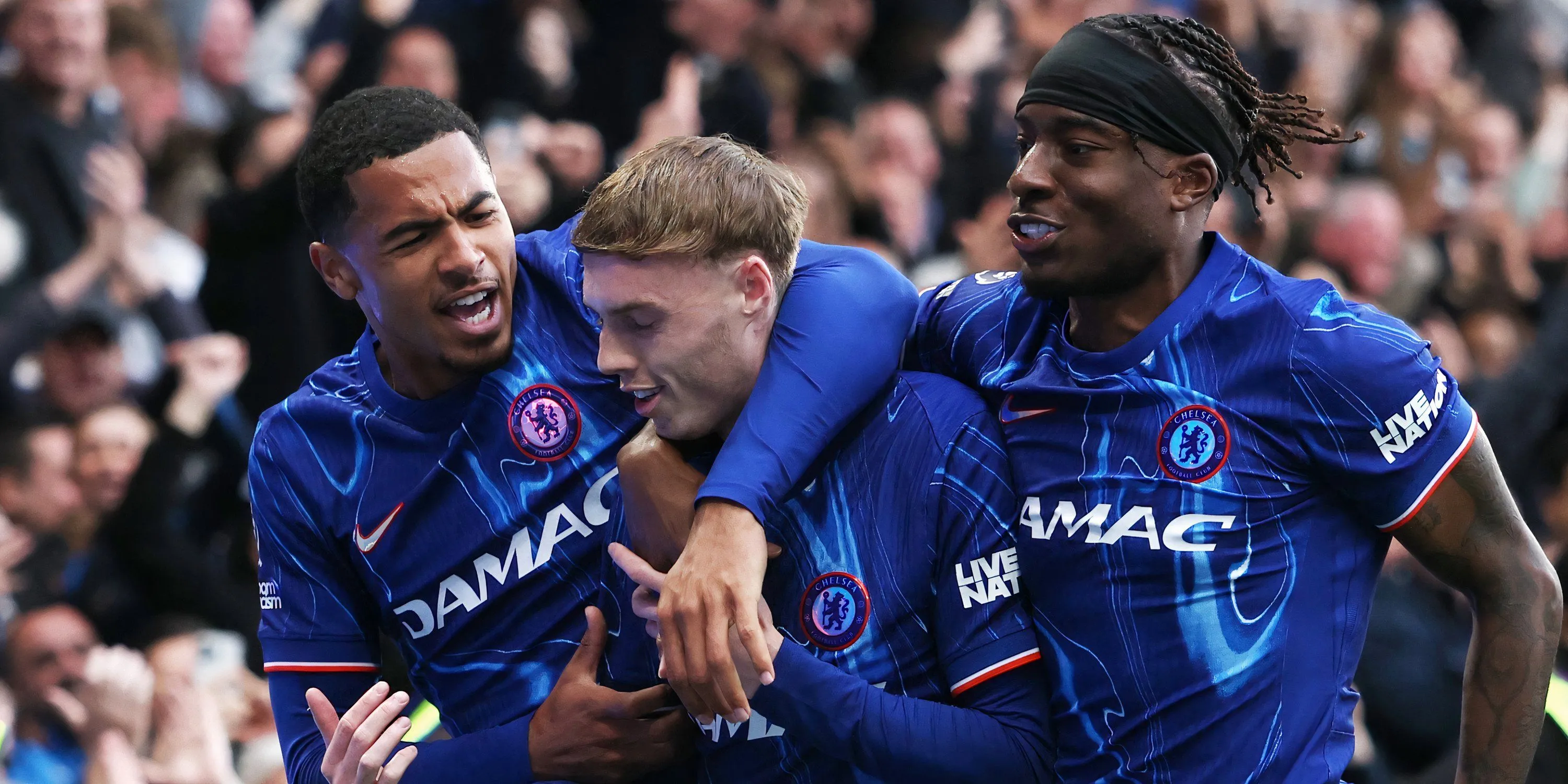Enzo Fernandez ăn mừng bàn thắng cho Chelsea trong trận gặp Liverpool