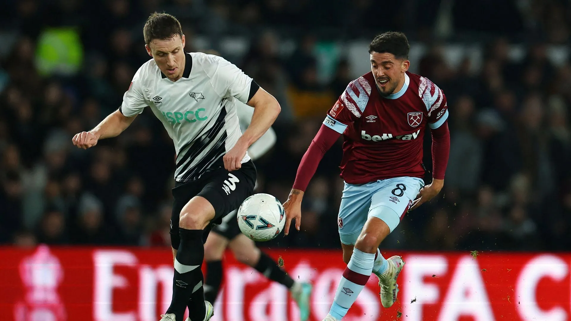 Hậu vệ Craig Forsyth của Derby County trong một pha tranh chấp bóng với cầu thủ đối phương