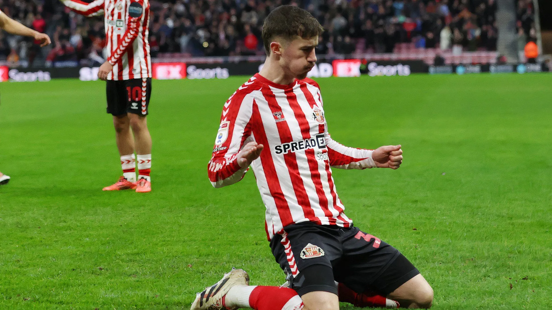 Hậu vệ Trai Hume của Sunderland trong một pha tranh chấp bóng