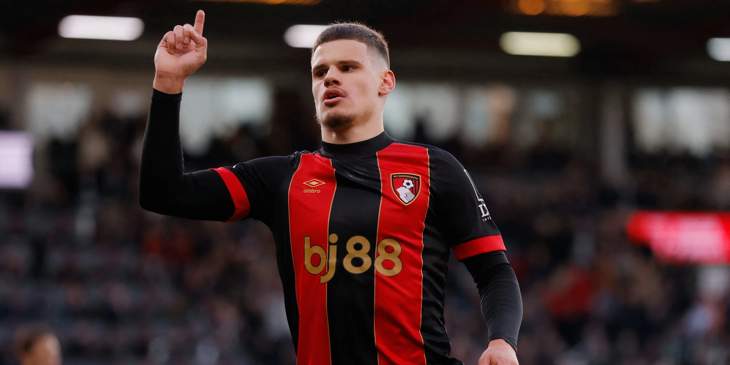 Hậu vệ trái Milos Kerkez mục tiêu của Liverpool trong màu áo Bournemouth