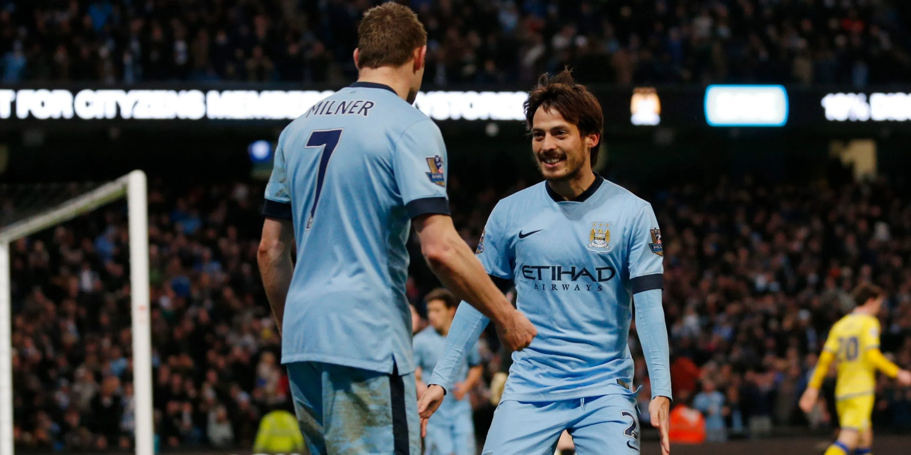 Hình ảnh David Silva và James Milner khi còn thi đấu cho Manchester City