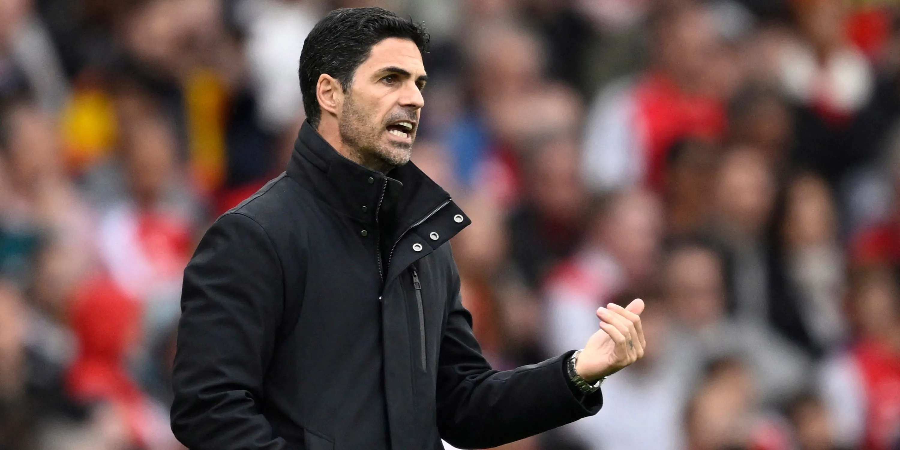 HLV Mikel Arteta của Arsenal trong một buổi họp báo, thể hiện sự trăn trở về thành tích đội bóng.