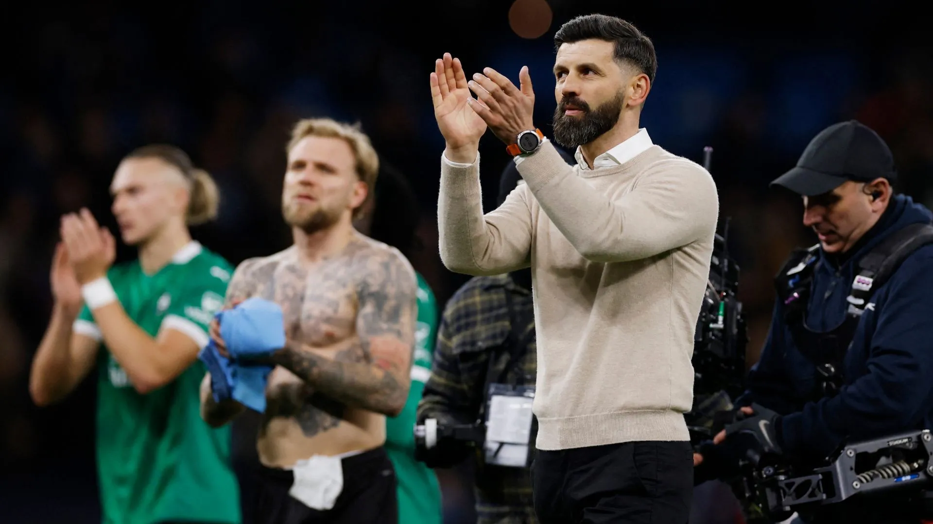 HLV Miron Muslic của Plymouth Argyle đang chỉ đạo trên sân