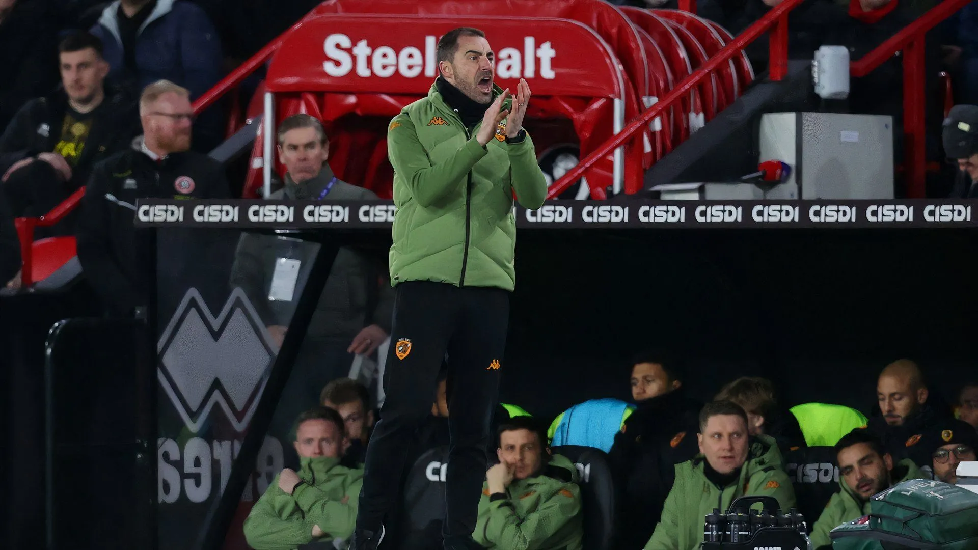 HLV Ruben Selles chỉ đạo Hull City trong một trận đấu tại Bramall Lane
