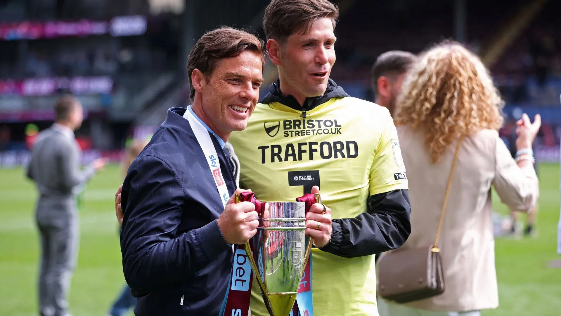 HLV Scott Parker của Burnley đối mặt thử thách giữ chân Josh Brownhill tại Premier League