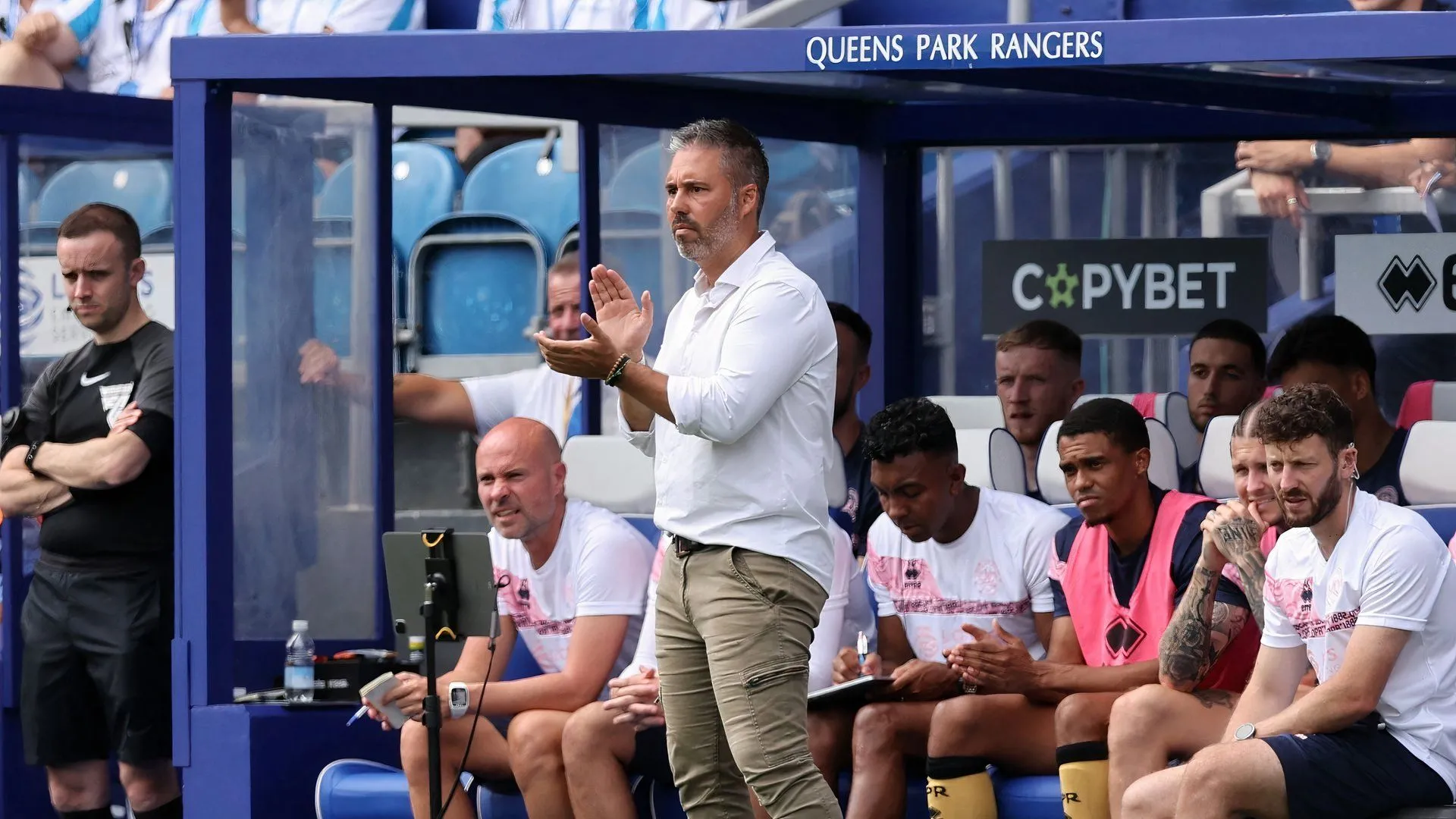 Huấn luyện viên Marti Cifuentes trên đường biên sân Loftus Road của QPR trong một trận đấu