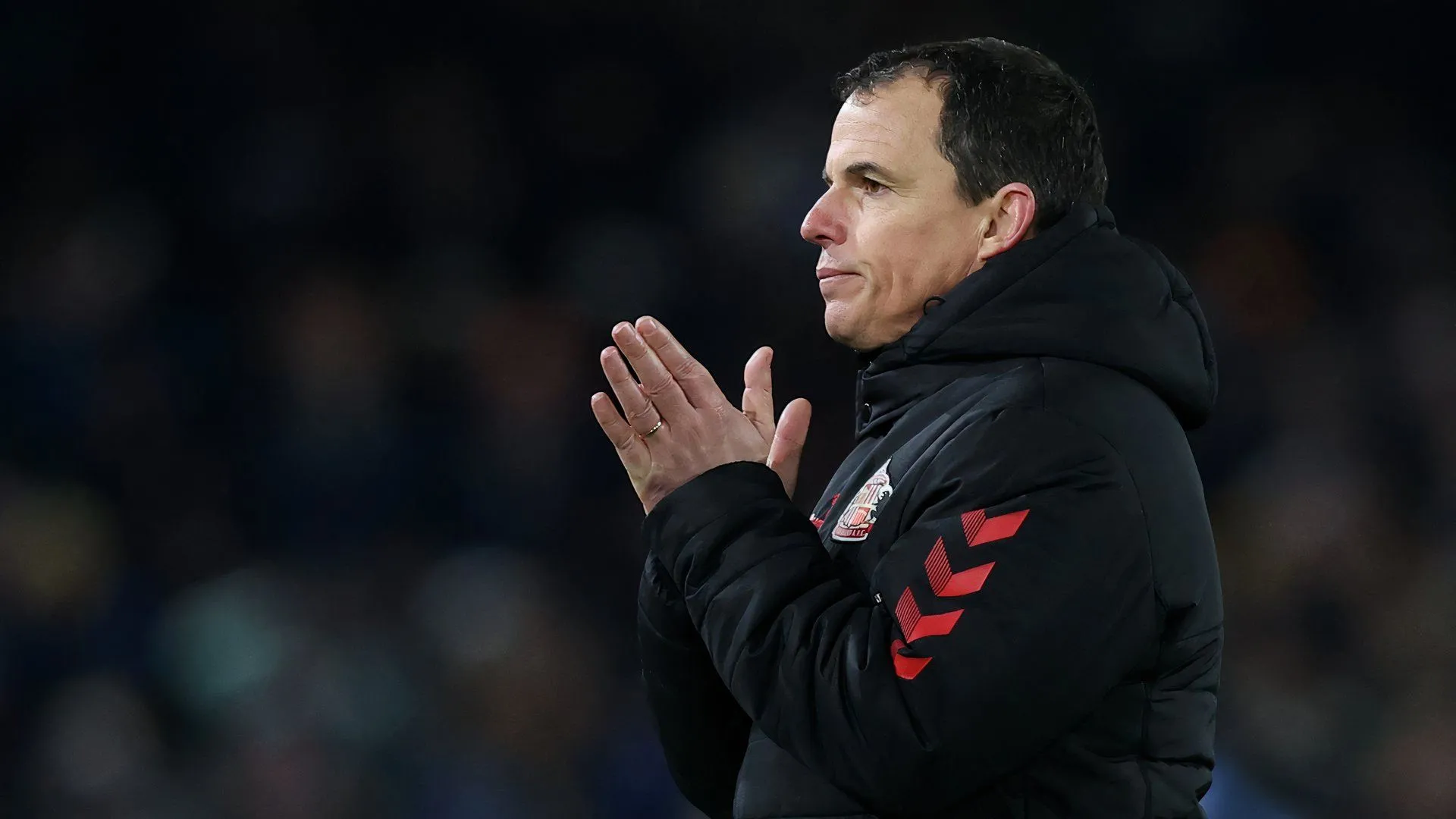 Huấn luyện viên Regis Le Bris của Sunderland chỉ đạo trong trận đấu với Leeds United tại Championship