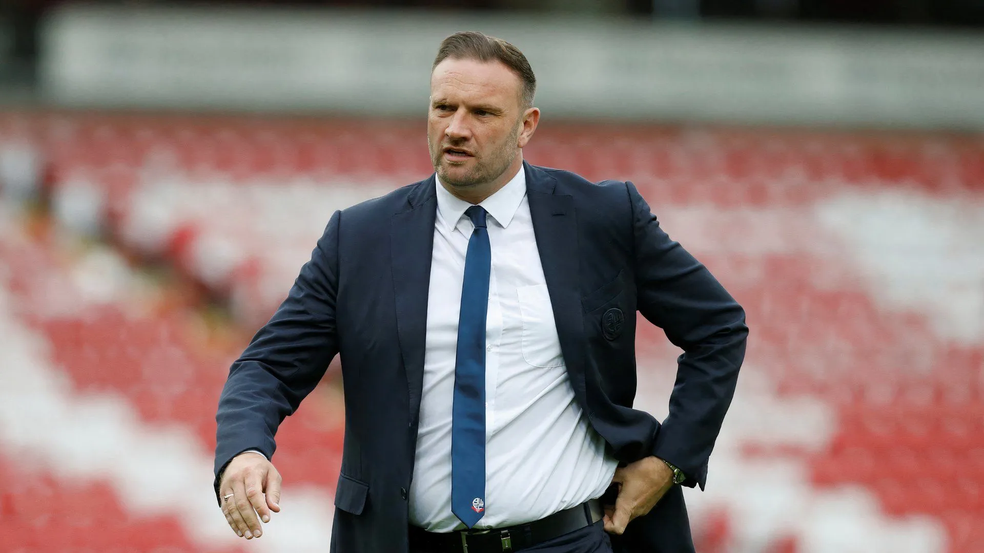 Ian Evatt trên ghế huấn luyện của Bolton Wanderers