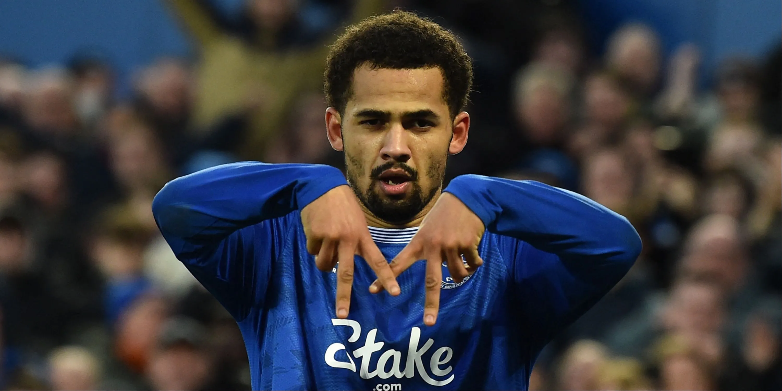 Iliman Ndiaye trong màu áo Everton thể hiện nỗ lực trên sân