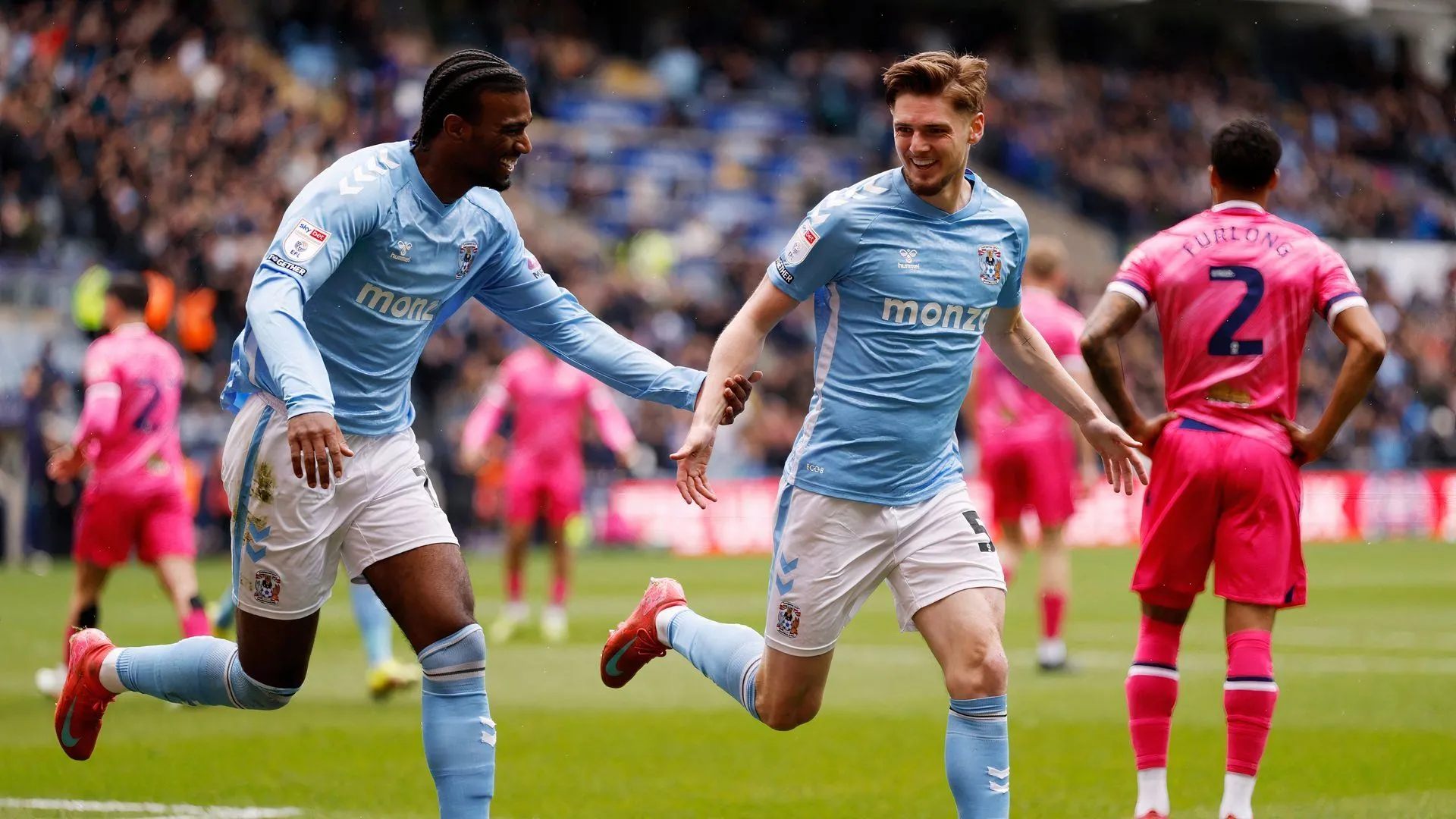 Jack Rudoni ăn mừng bàn thắng đẹp mắt cho Coventry City trong trận đấu với West Brom