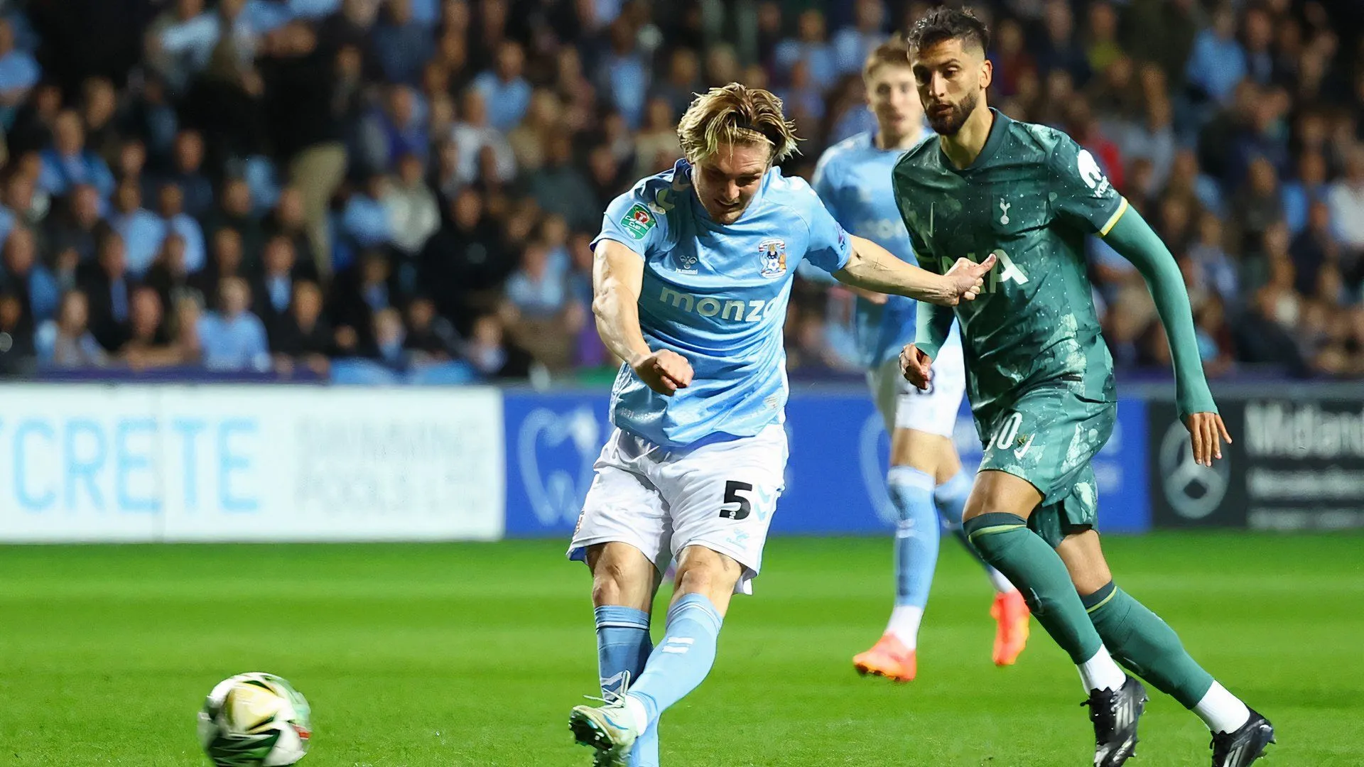 Jack Rudoni của Coventry City đi bóng kỹ thuật trong trận đấu với Tottenham Hotspur
