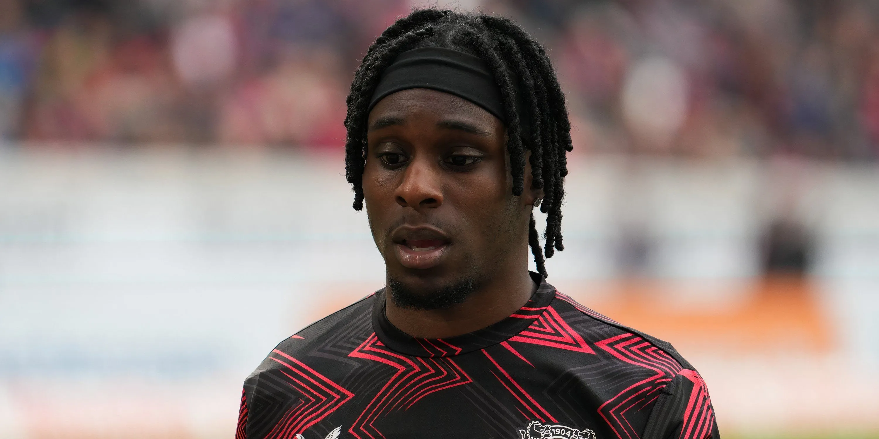 Jeremie Frimpong khởi động trước trận đấu cùng Bayer Leverkusen