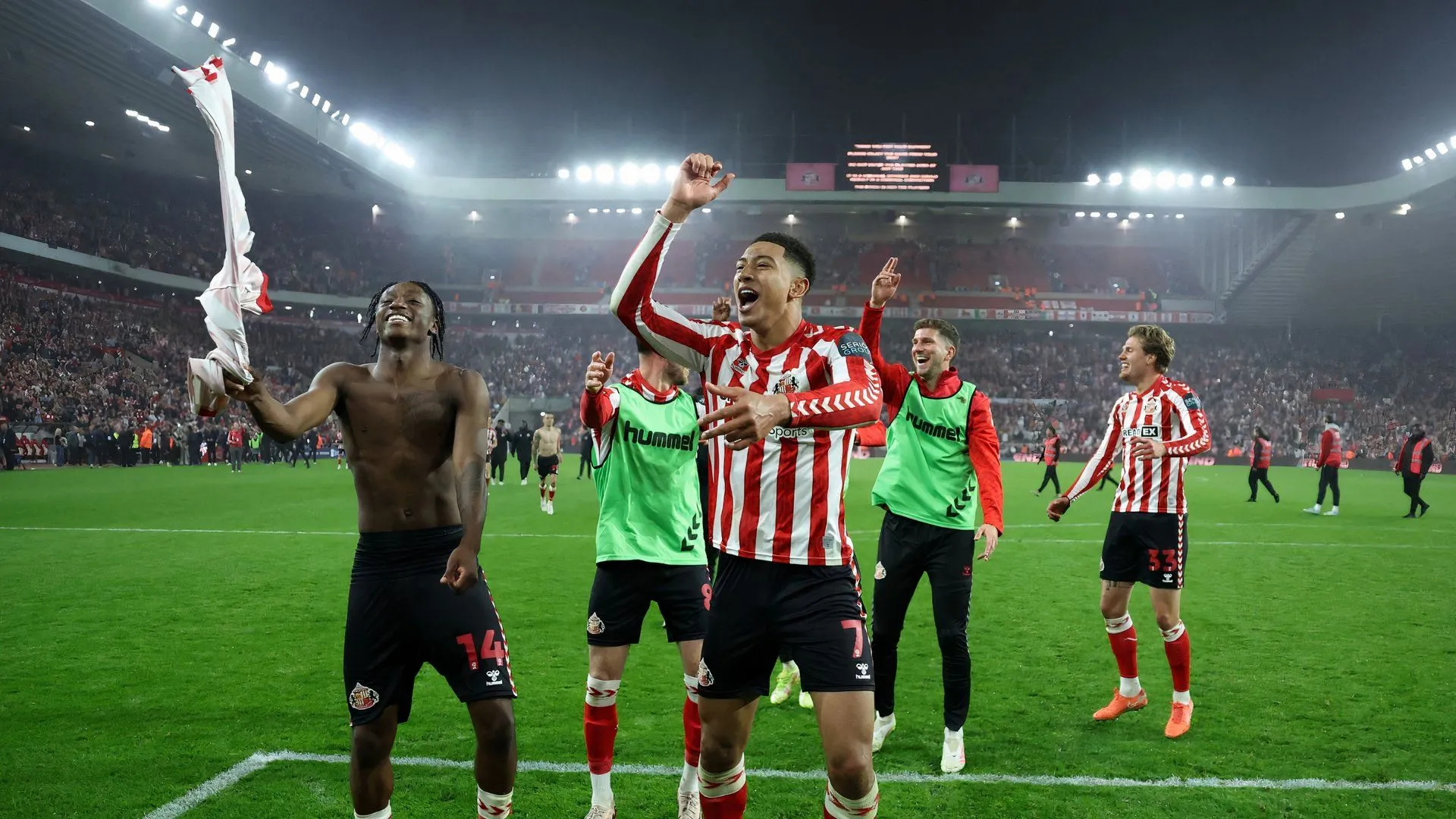 Jobe Bellingham ăn mừng chiến thắng giúp Sunderland vào chung kết play-off Championship