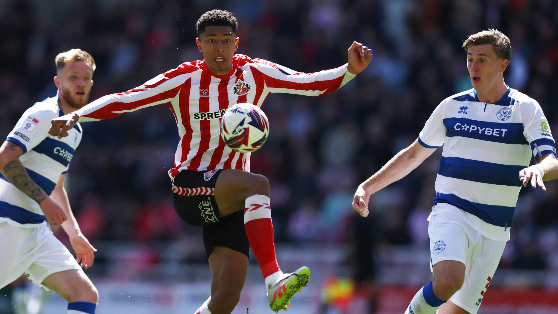 Jobe Bellingham của Sunderland trong pha đi bóng