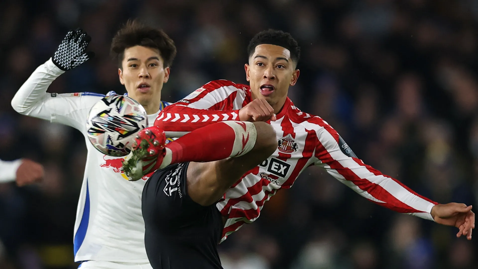 Jobe Bellingham trong màu áo Sunderland đối đầu Leeds United tại Championship