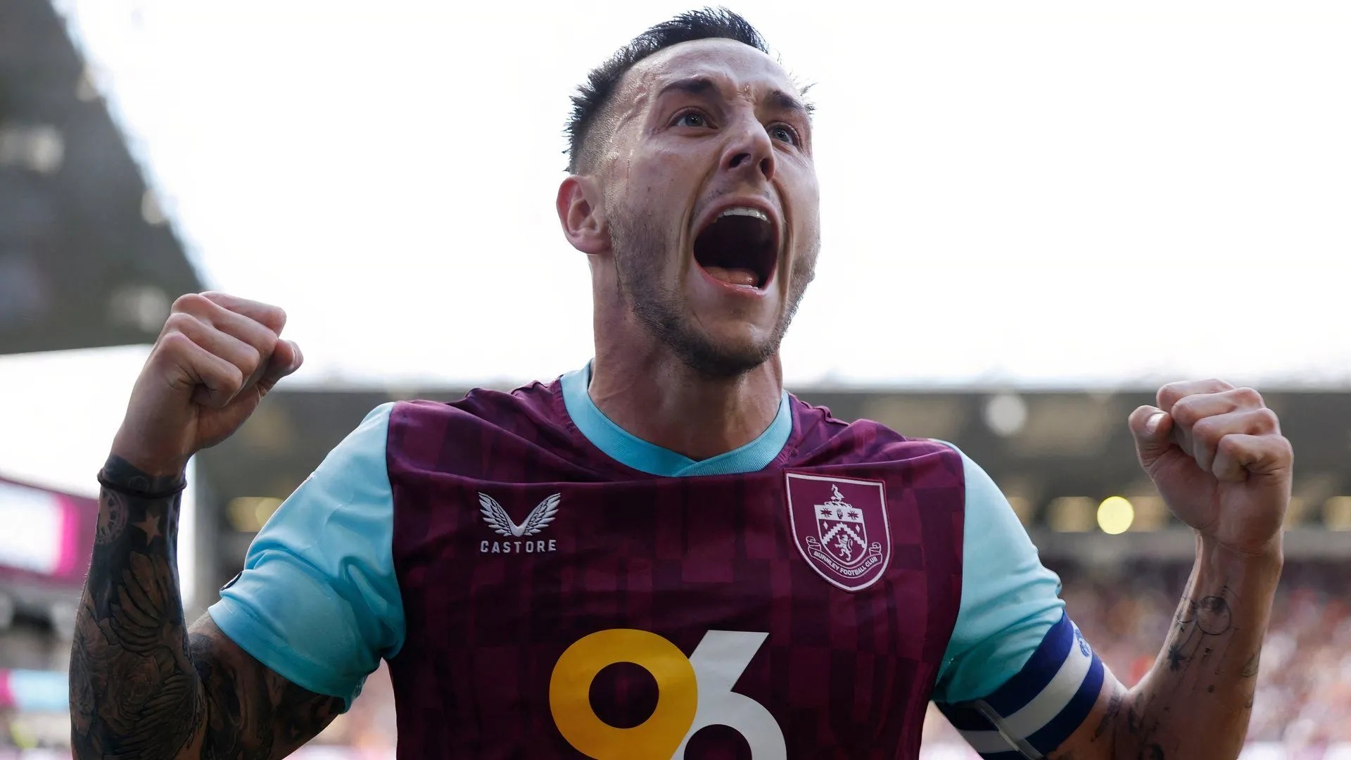 Josh Brownhill ăn mừng bàn thắng cho Burnley trong trận đấu với Sheffield United tại Championship.