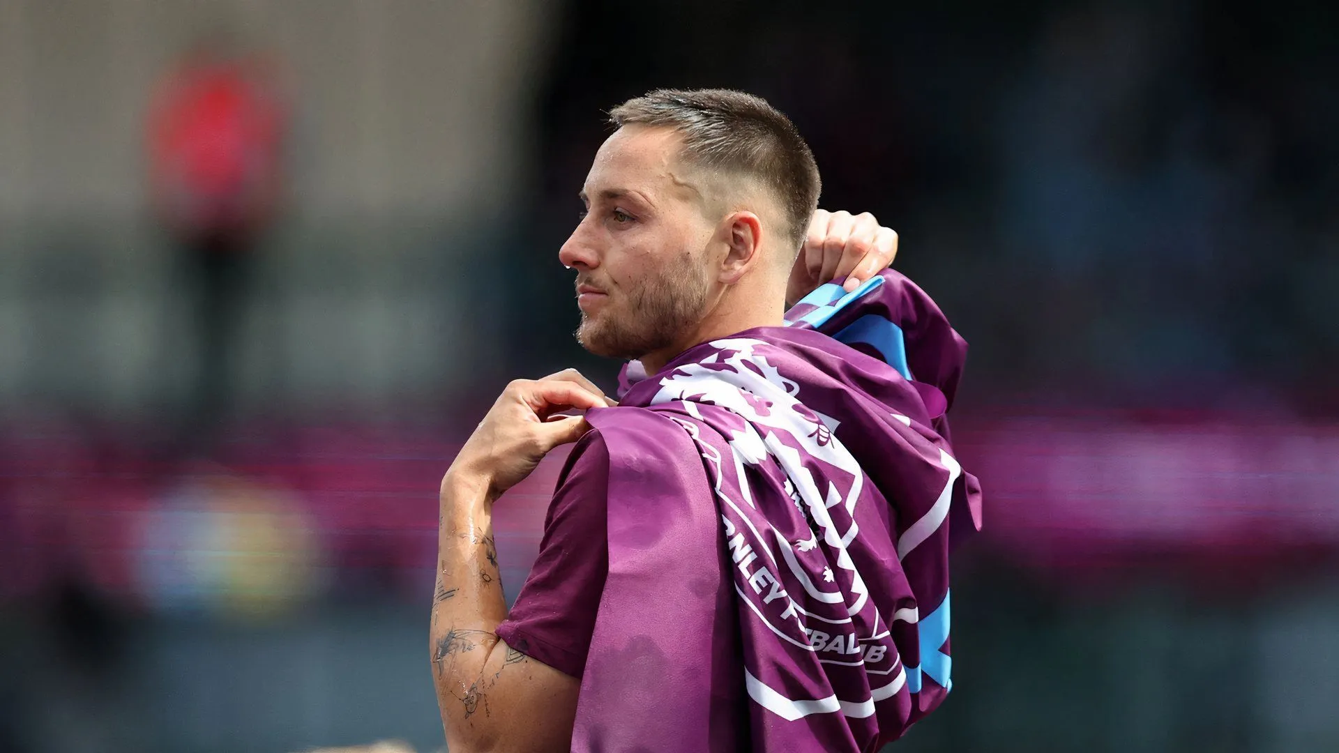 Josh Brownhill ăn mừng cùng Burnley sau khi giành quyền thăng hạng lên Premier League.