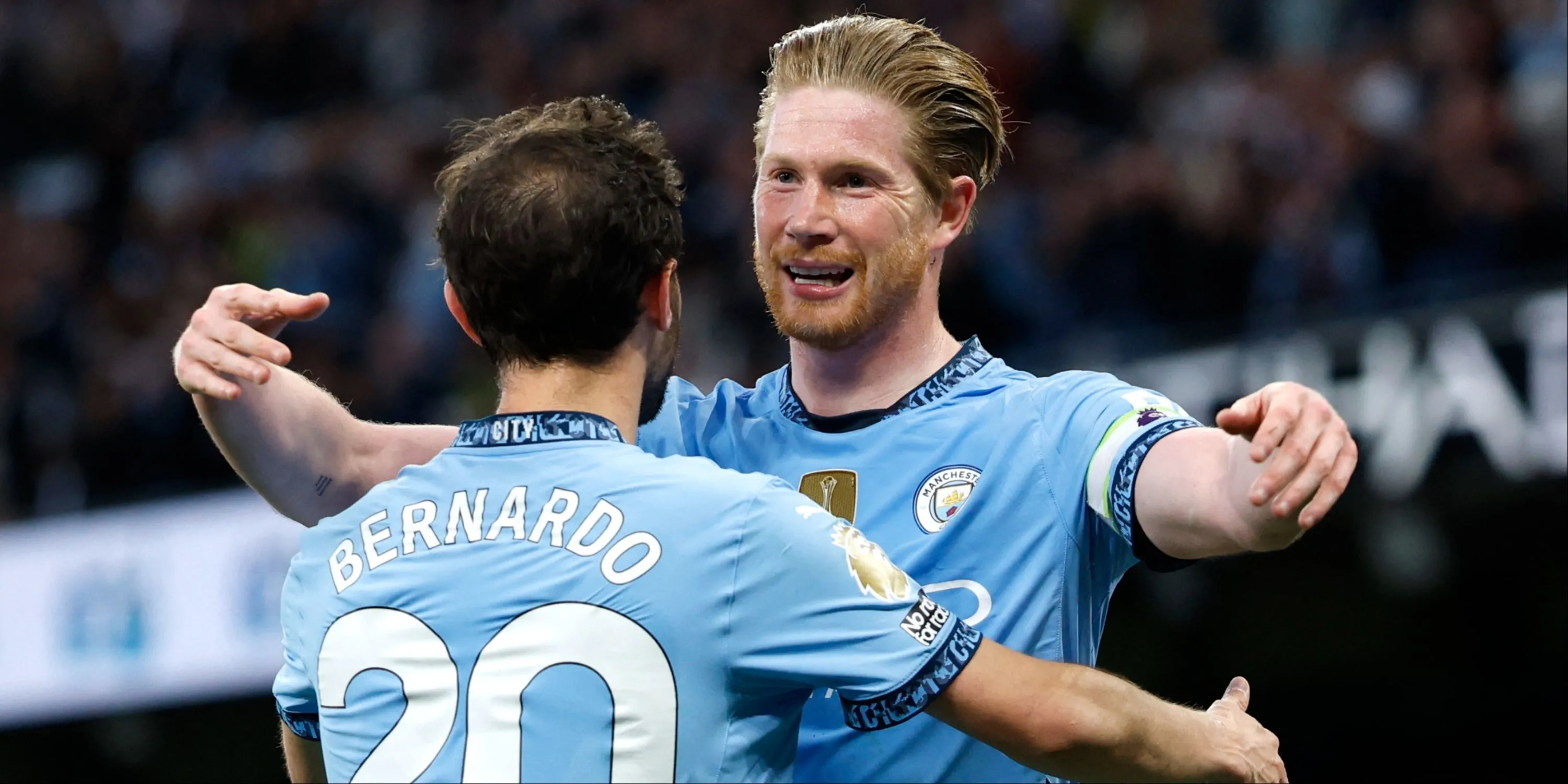 Kevin De Bruyne ăn mừng cùng Bernardo Silva sau bàn thắng cho Man City