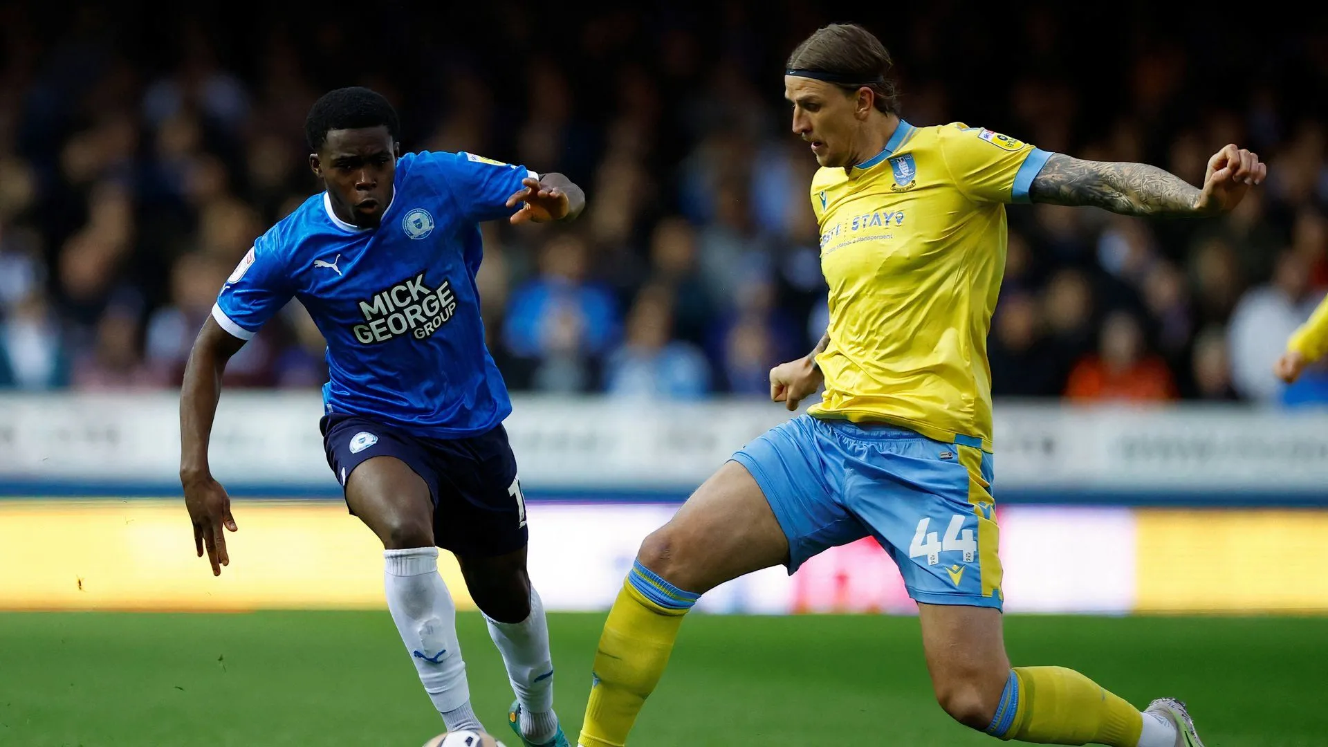 Kwame Poku trong màu áo Peterborough United thi đấu trên sân