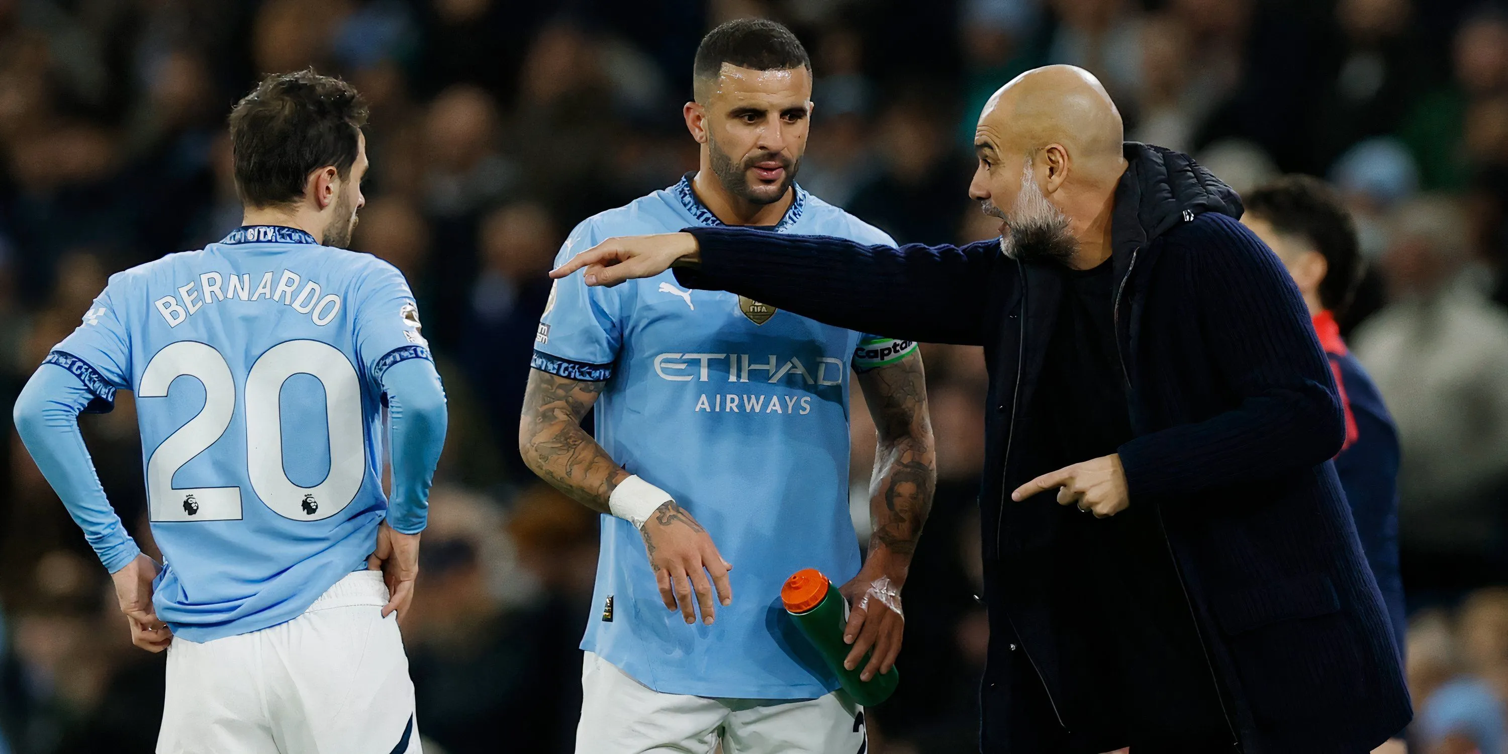 Kyle Walker trong màu áo Man City chuẩn bị cho một trận đấu