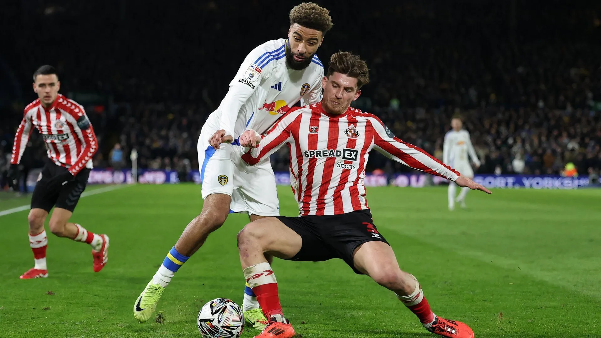 Logo CLB Sunderland trên nền áo đấu sân nhà