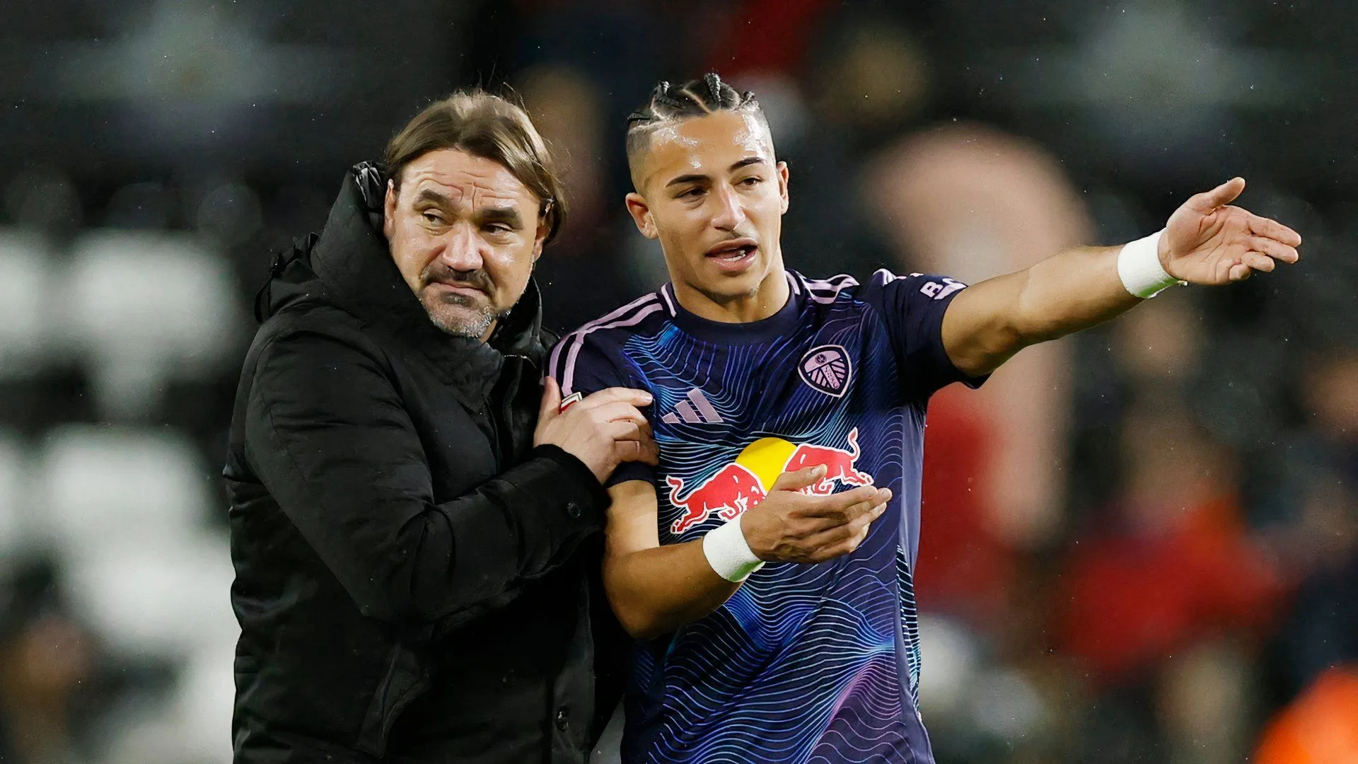 Mateo Joseph và HLV Daniel Farke của Leeds United trên sân tập