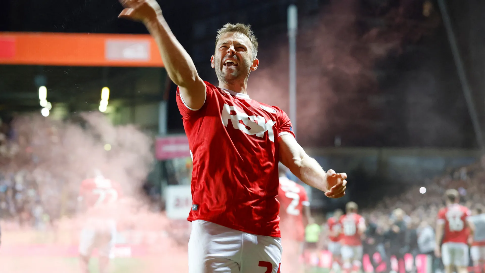 Matthew Godden ăn mừng cùng đồng đội Charlton Athletic sau trận thắng bán kết play-off