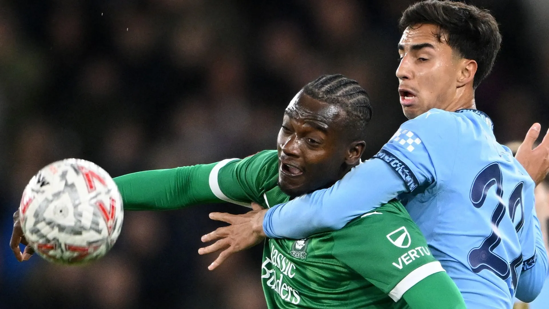 Mustapha Bundu ăn mừng bàn thắng cho Plymouth Argyle