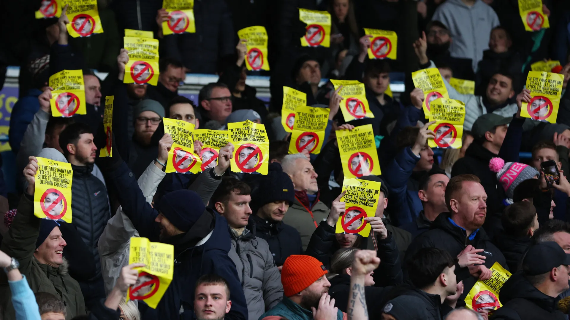 Người hâm mộ Sheffield Wednesday biểu tình phản đối chủ sở hữu Dejphon Chansiri