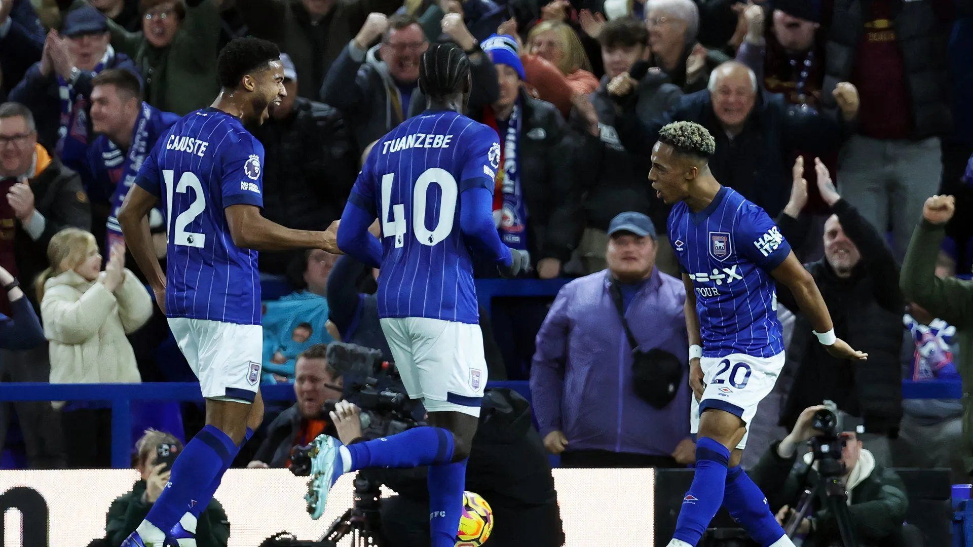 Omari Hutchinson ăn mừng bàn thắng cho Ipswich Town trong trận đấu với Man Utd