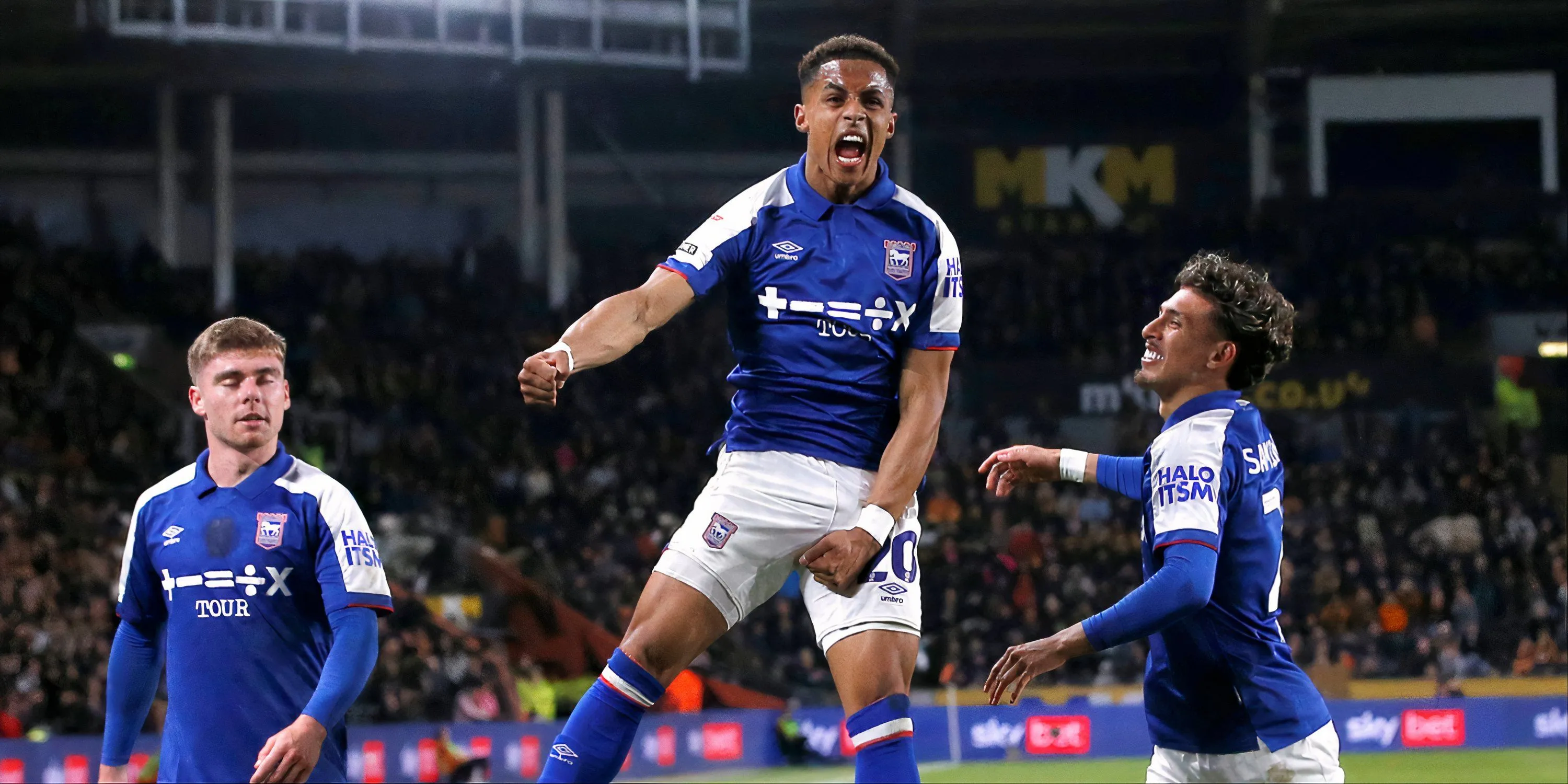 Omari Hutchinson (giữa) ăn mừng cùng đồng đội Leif Davis và Sarmiento tại Ipswich Town