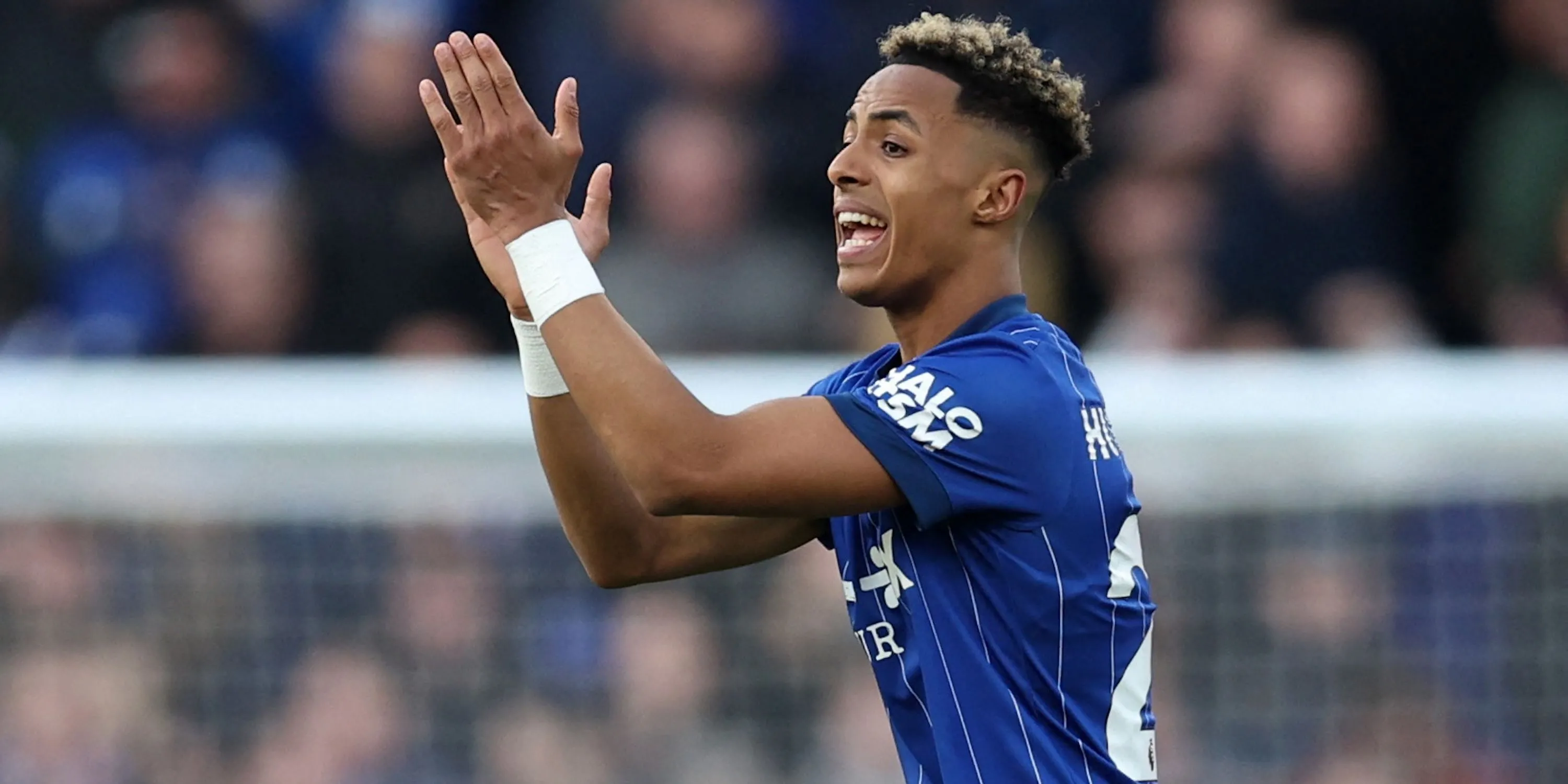 Omari Hutchinson phản ứng trong trận đấu của Ipswich Town tại Premier League