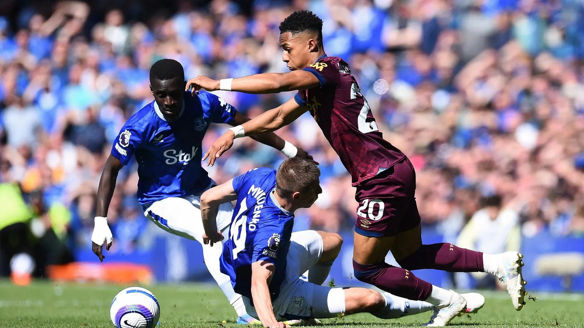 Omari Hutchinson thi đấu cho Ipswich Town trong trận gặp Everton tại Premier League