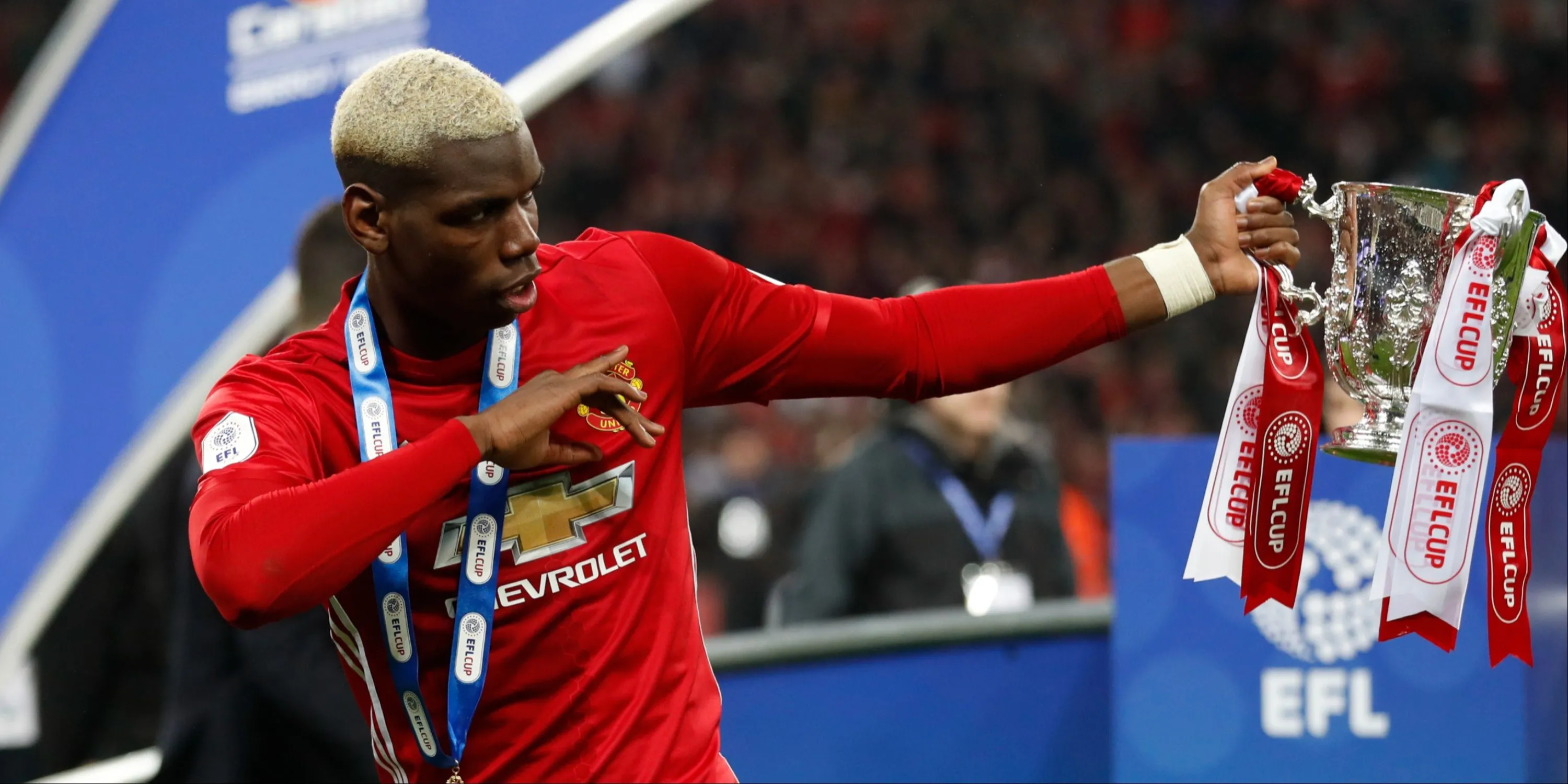 Paul Pogba nâng cao cúp Liên đoàn Anh cùng Manchester United