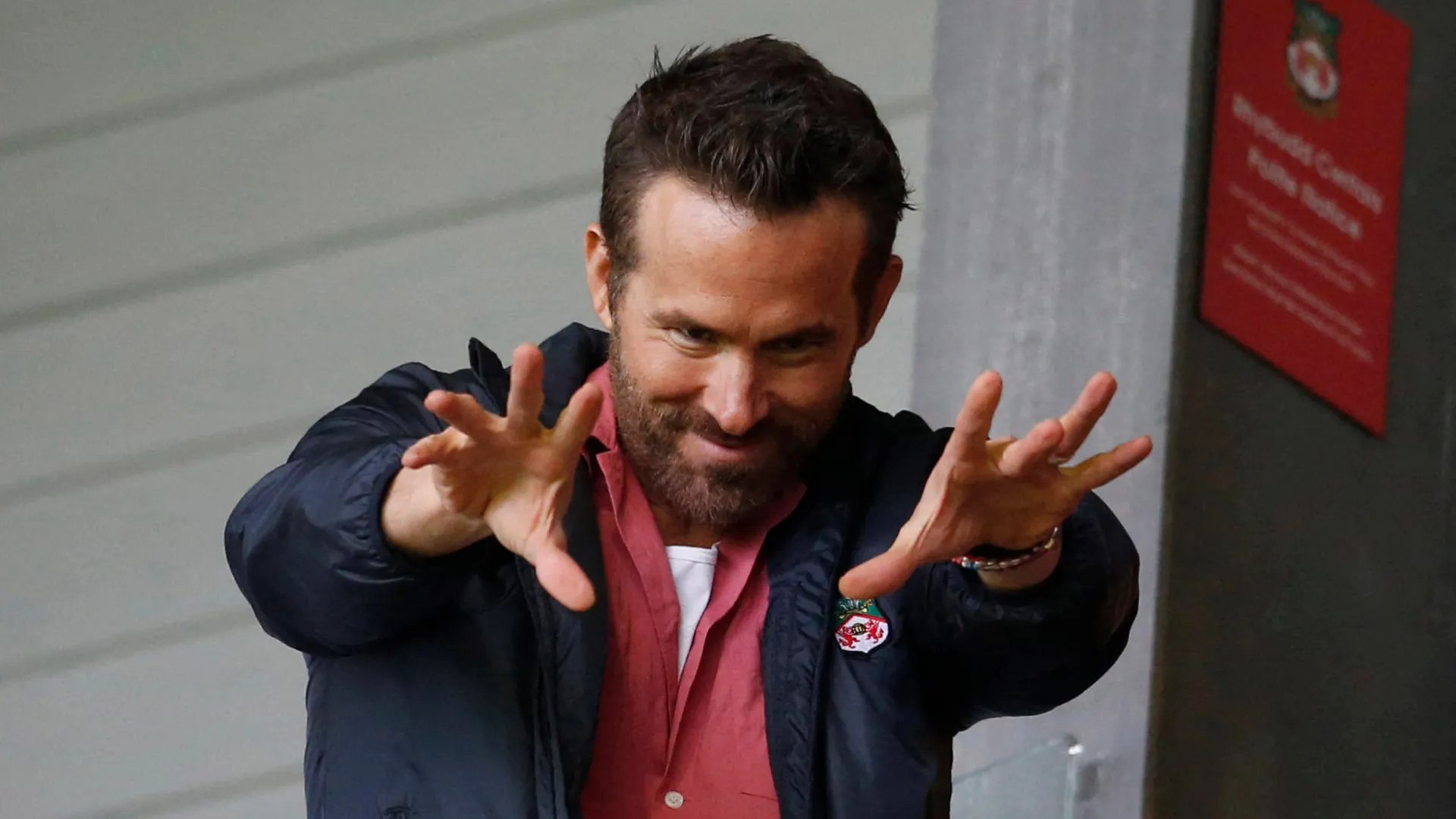 Ryan Reynolds trên khán đài theo dõi Wrexham thi đấu