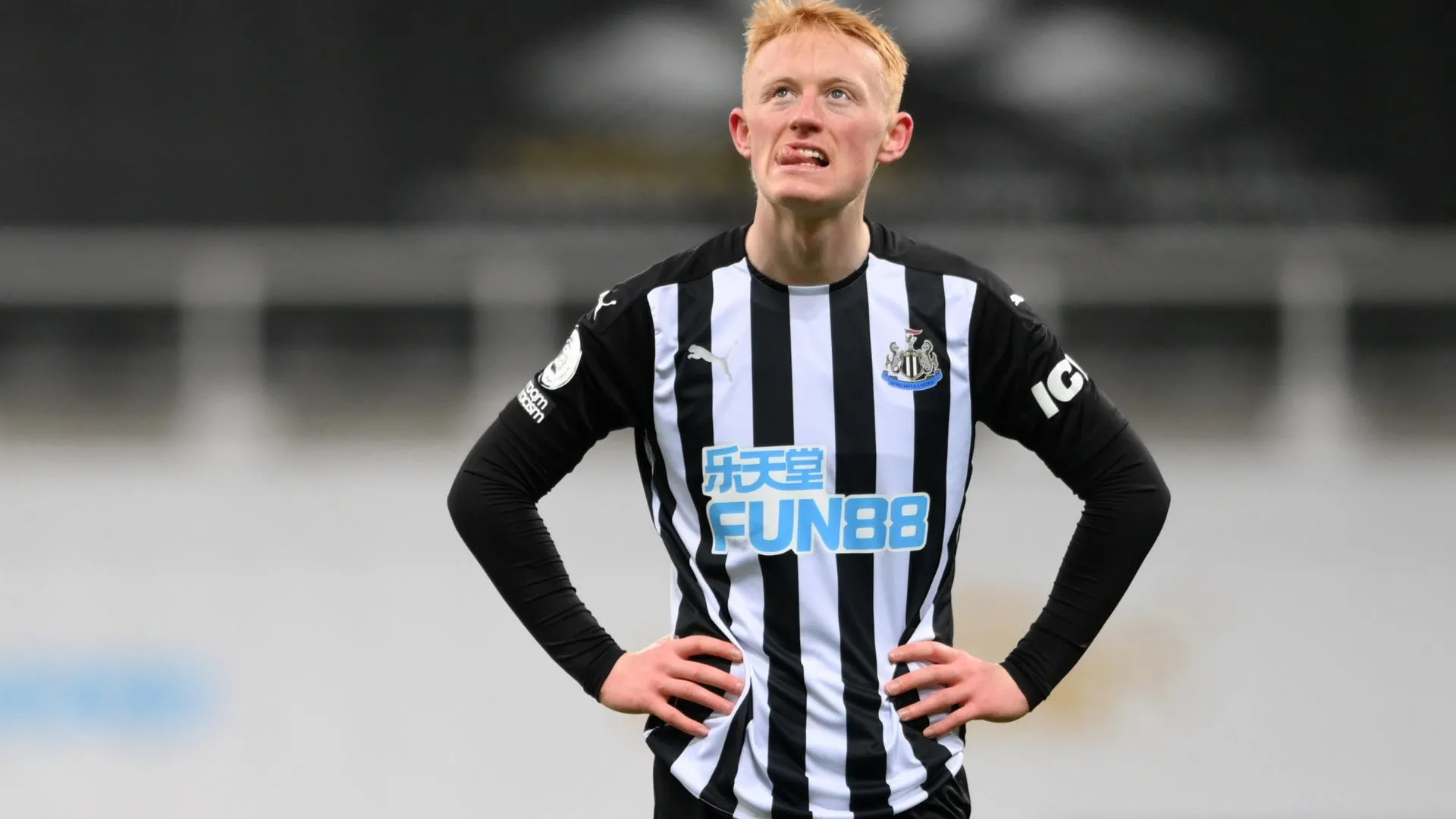 Sean Longstaff thi đấu trong trận đấu Premier League