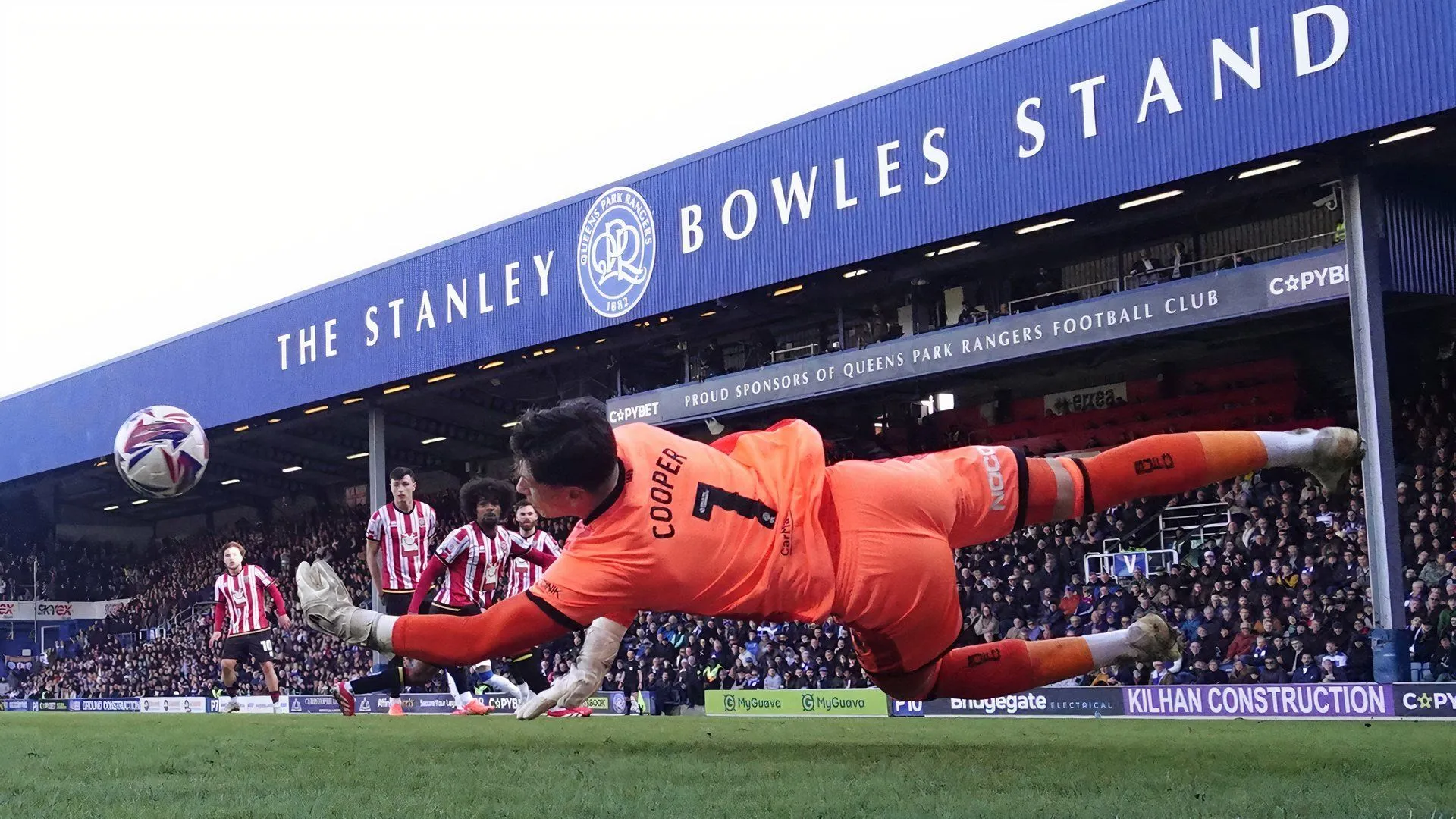 Thủ môn Michael Cooper thi đấu cho Sheffield United