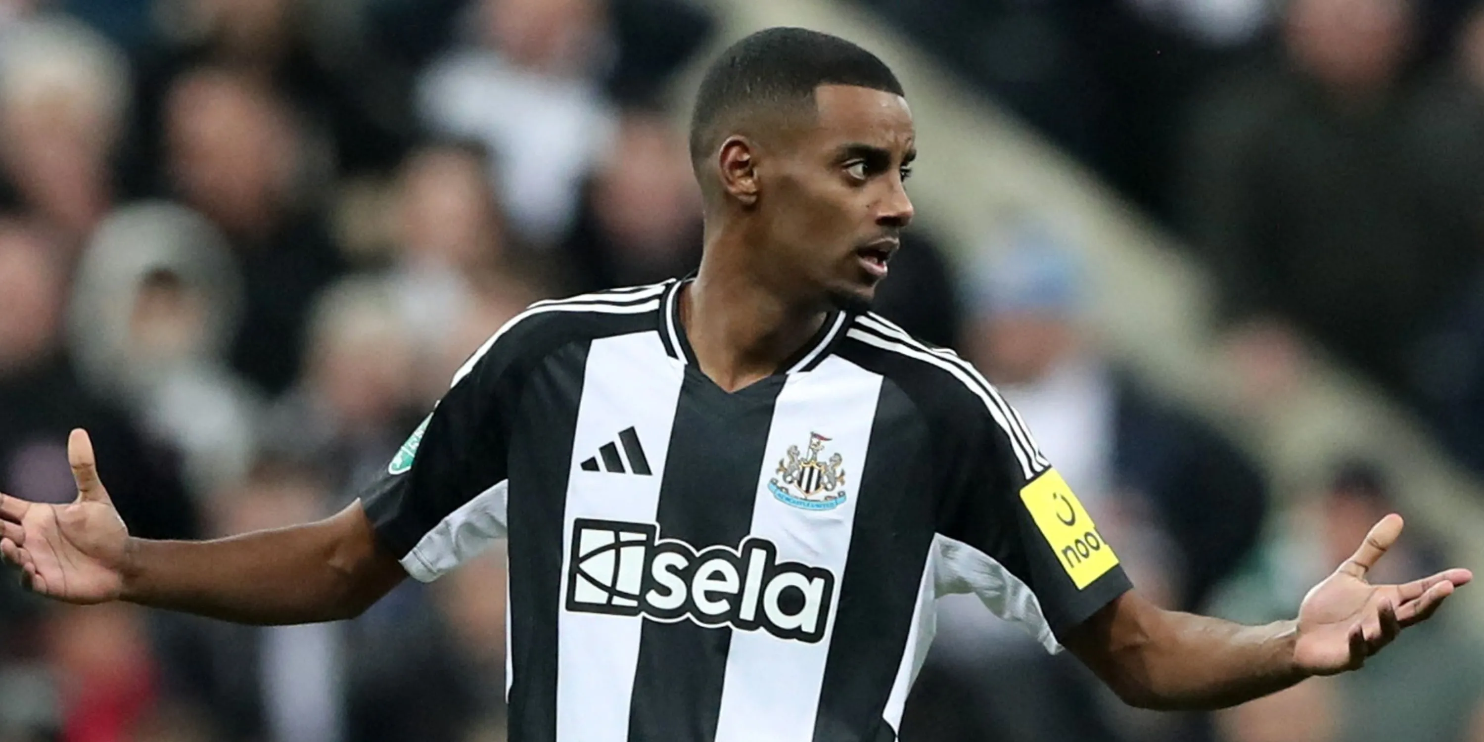 Tiền đạo Alexander Isak của Newcastle United bị kèm chặt