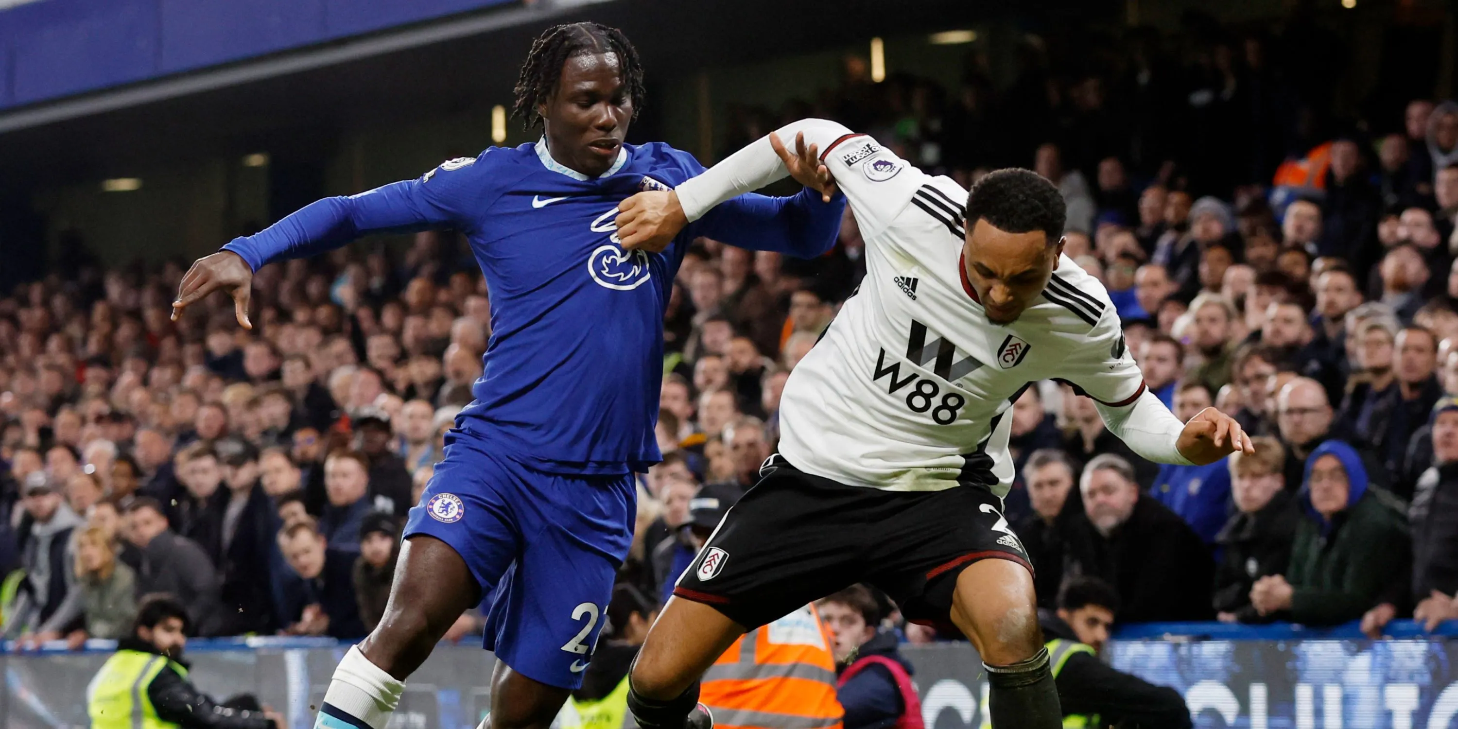 Tiền đạo Chelsea David Datro Fofana trên sân