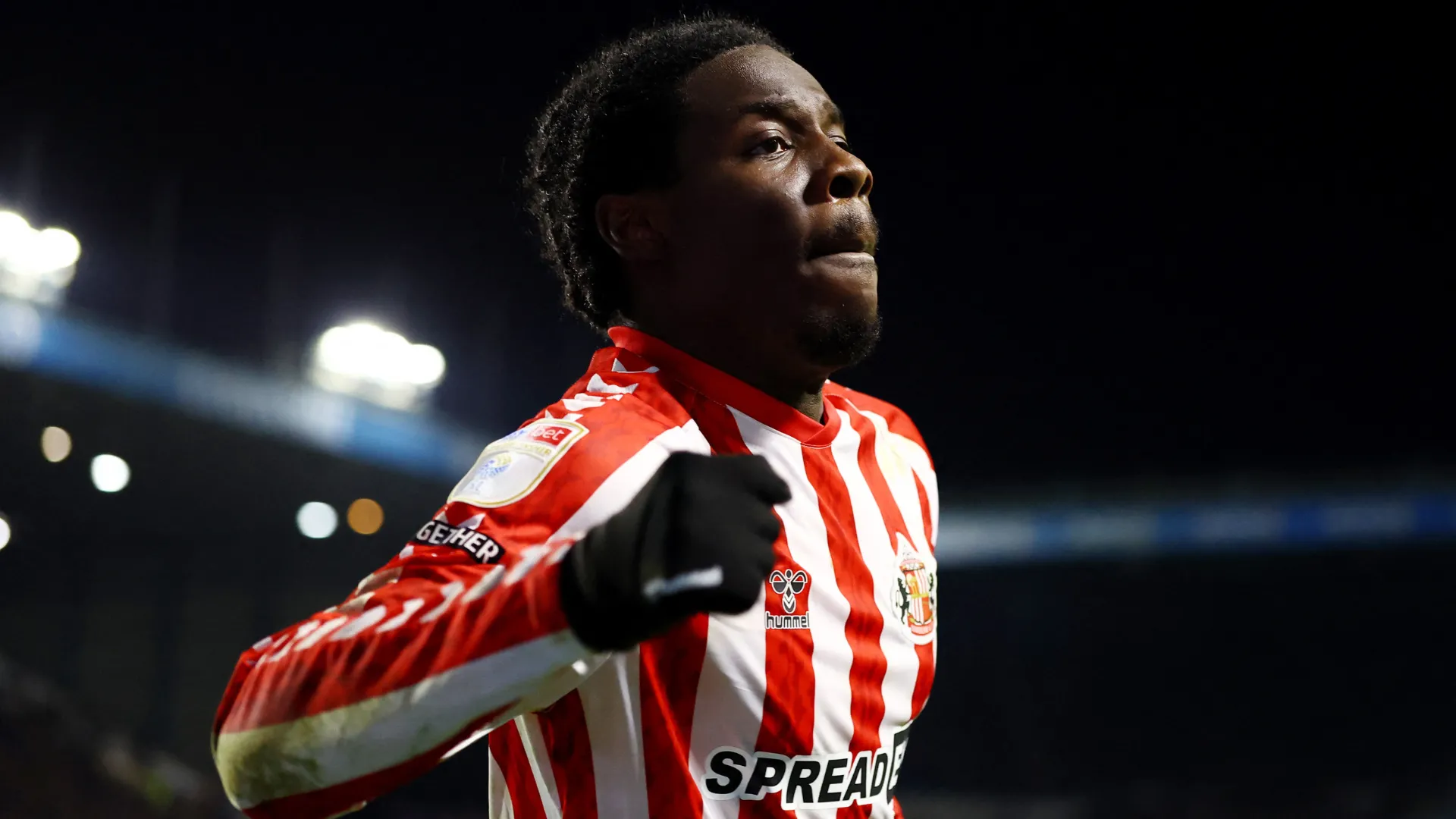 Tiền đạo Eliezer Mayenda trong màu áo Sunderland