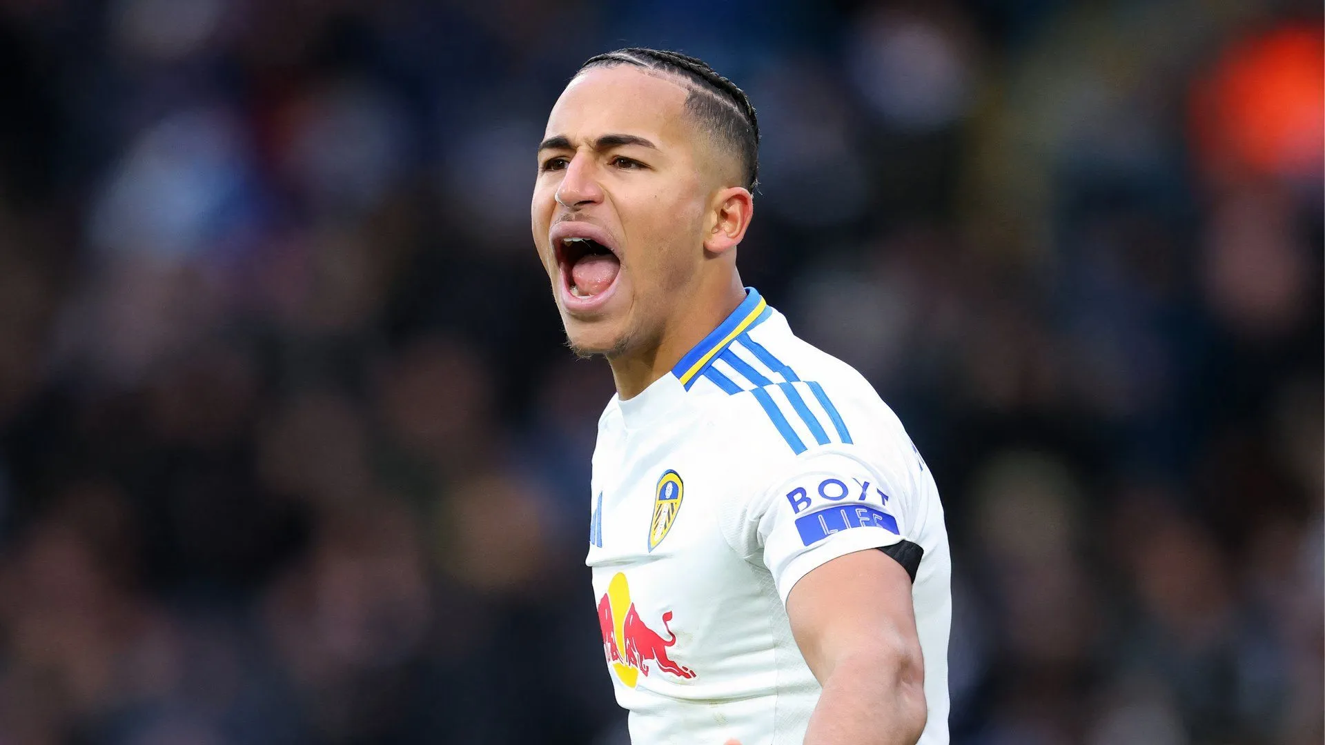 Tiền đạo Mateo Joseph trong màu áo Leeds United tại một trận đấu