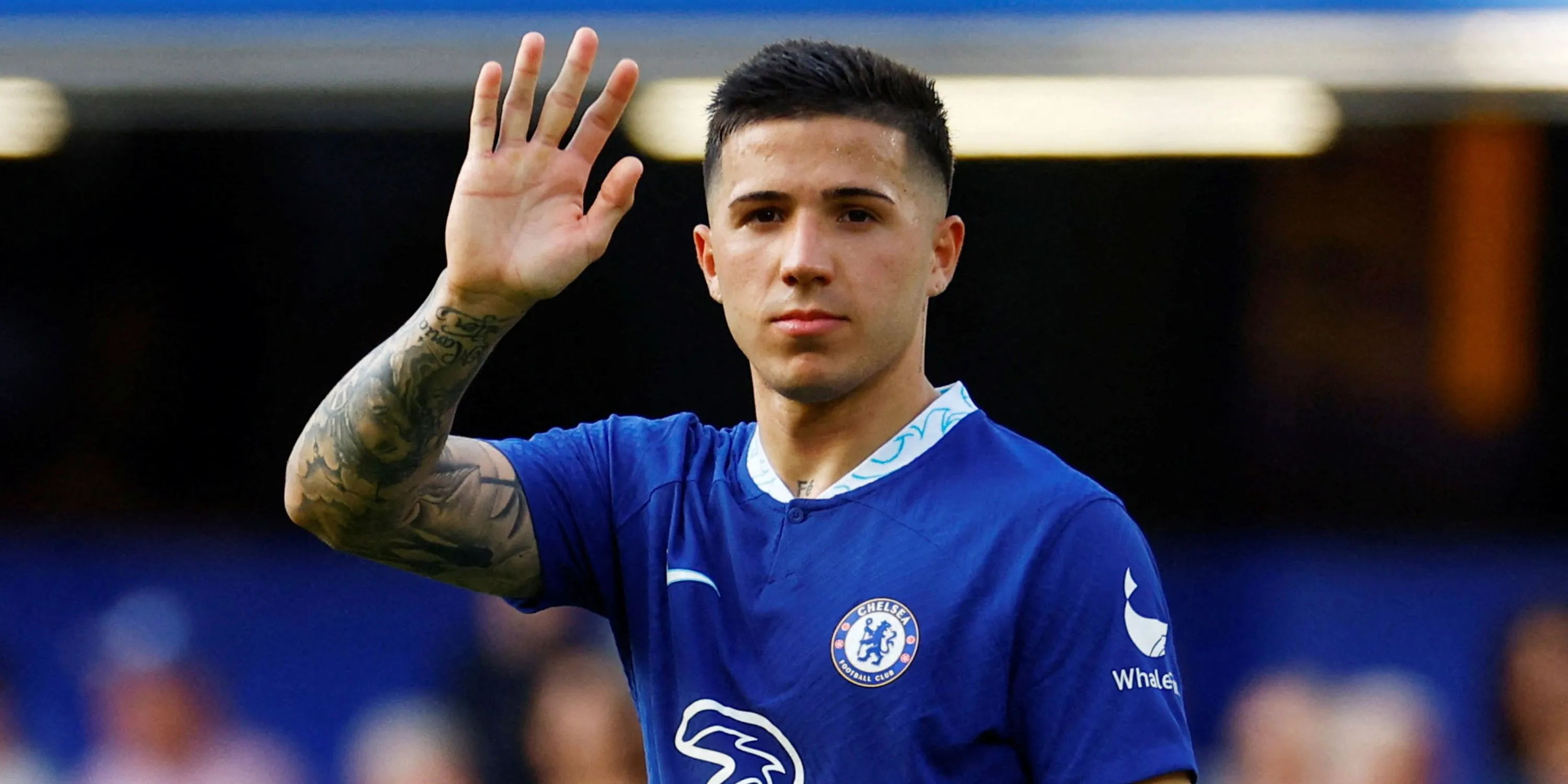 Tiền vệ Enzo Fernandez ăn mừng bàn thắng cho Chelsea tại Premier League