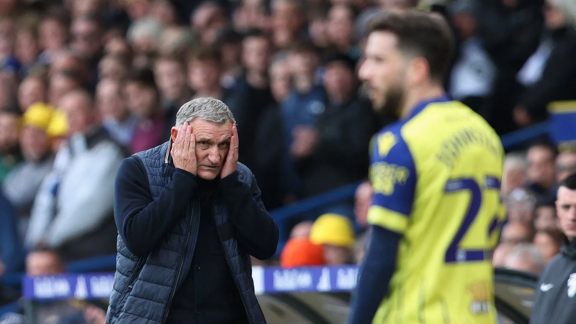 Tony Mowbray trên sân Elland Road khi dẫn dắt West Brom