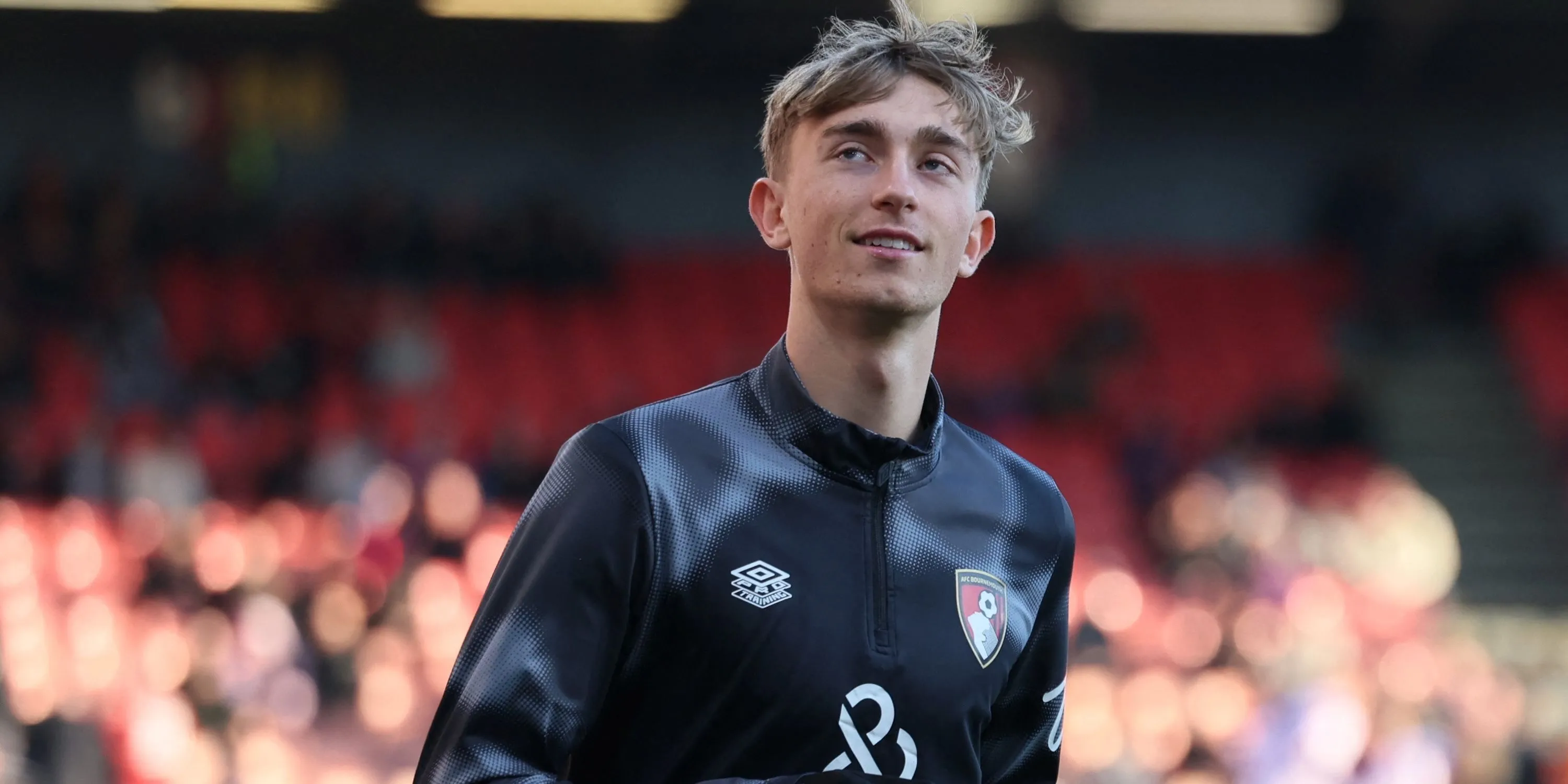 Trung vệ Dean Huijsen của AFC Bournemouth khởi động trước trận đấu