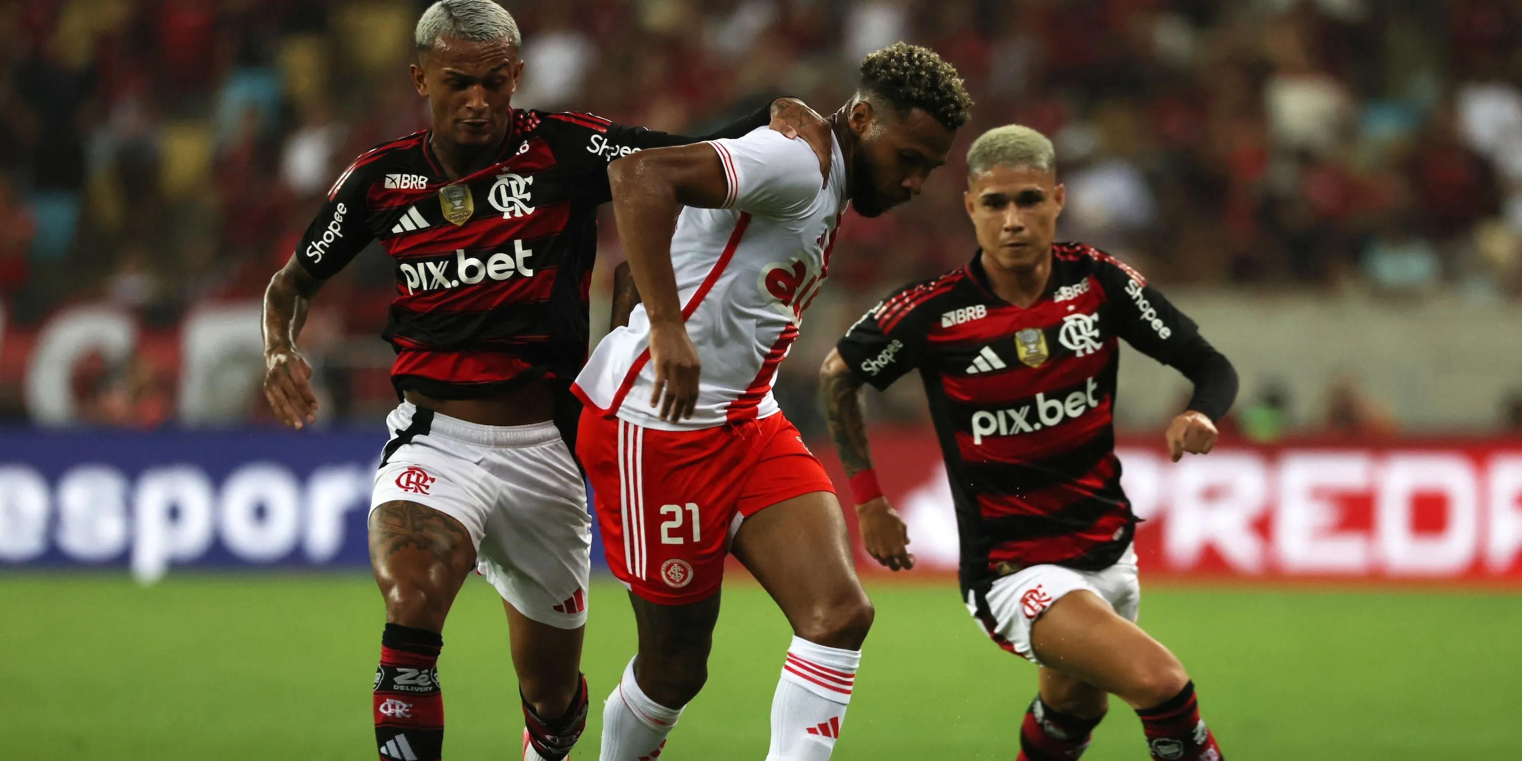 Wesley Franca (Flamengo) tranh chấp bóng quyết liệt với Wesley (Internacional)