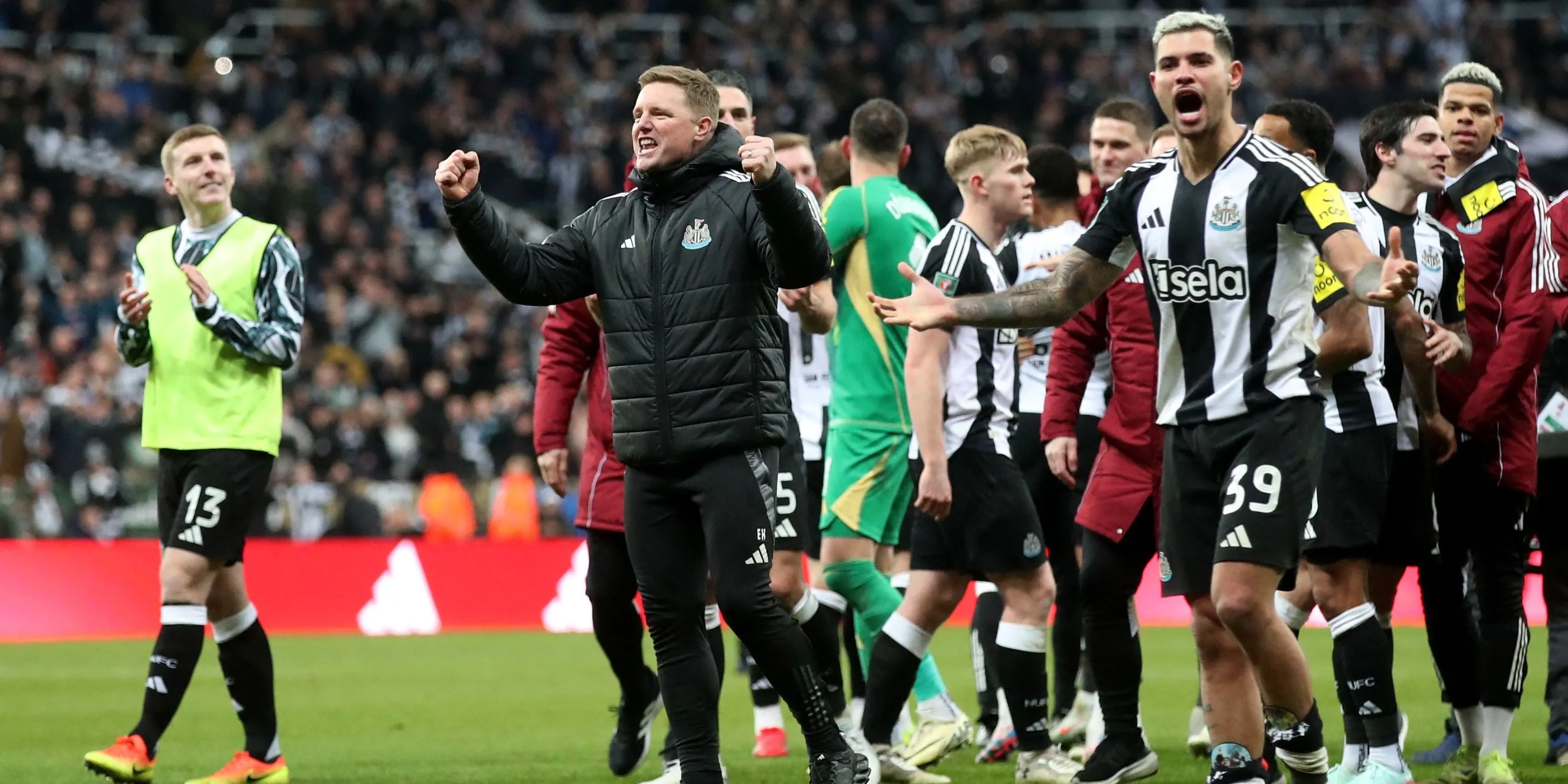 HLV Eddie Howe và tiền vệ Bruno Guimaraes ăn mừng chiến thắng cùng Newcastle