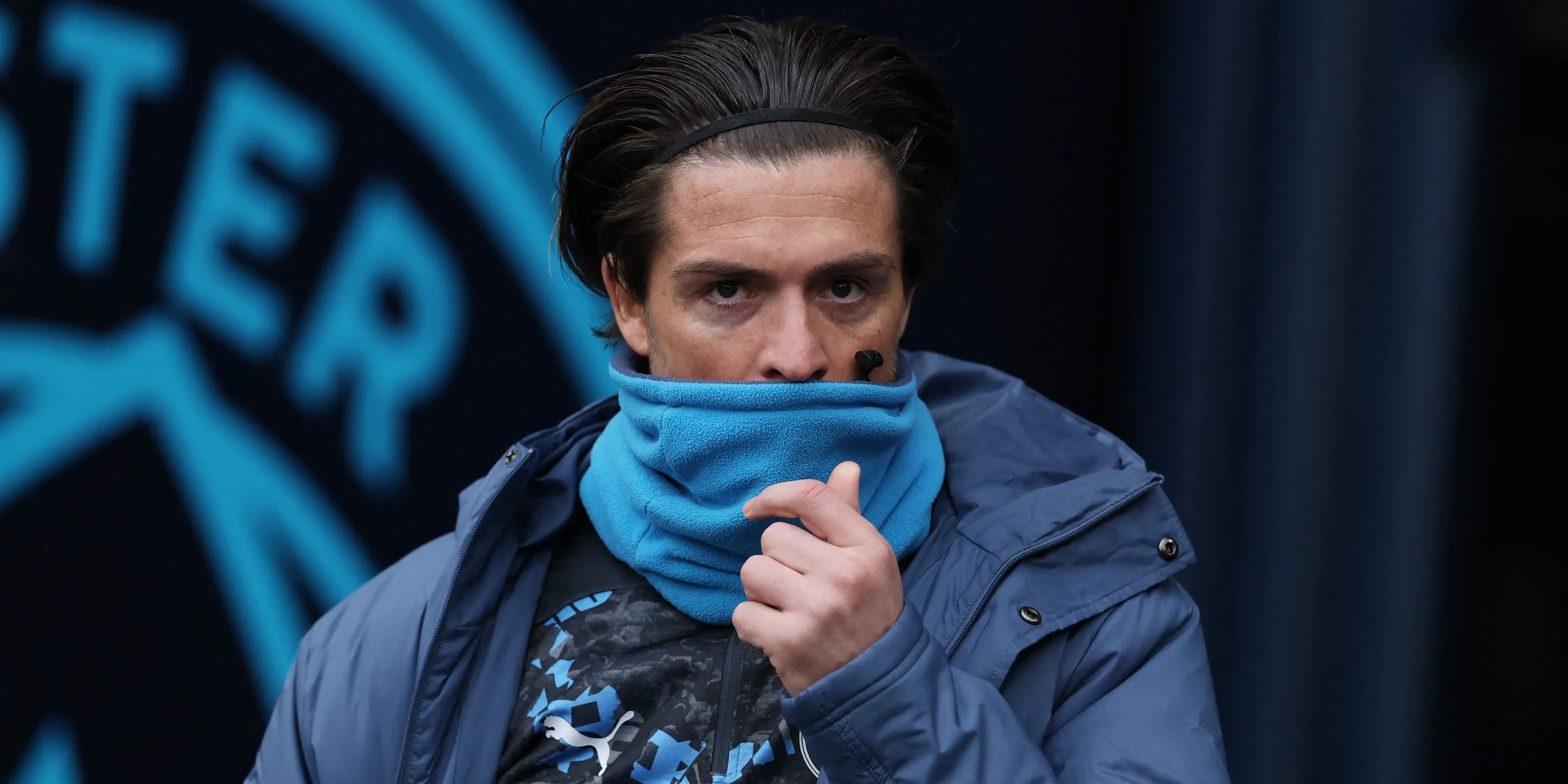 Jack Grealish ngồi trên ghế dự bị của Manchester City
