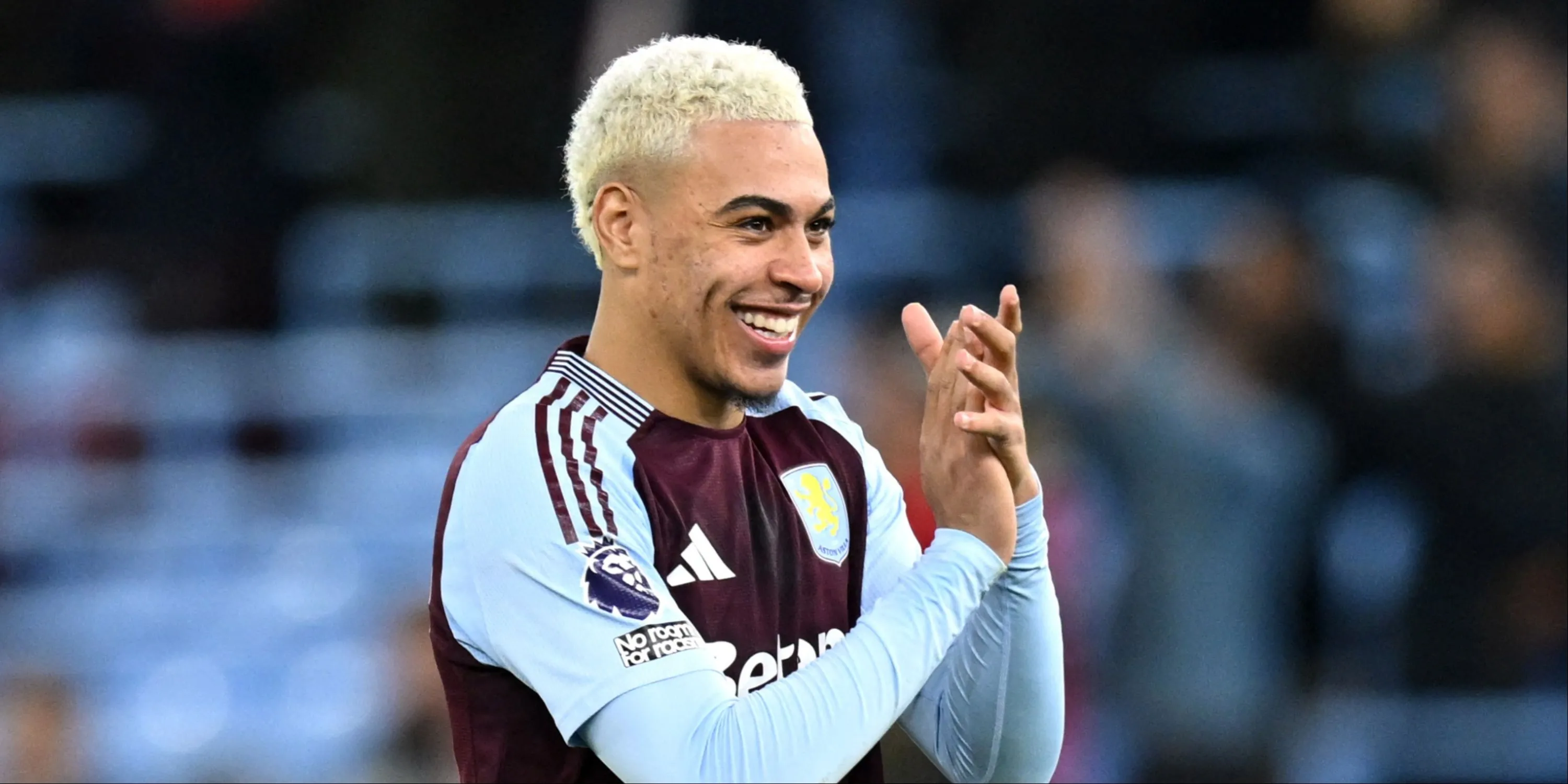 Morgan Rogers trong màu áo Aston Villa thi đấu tại Premier League