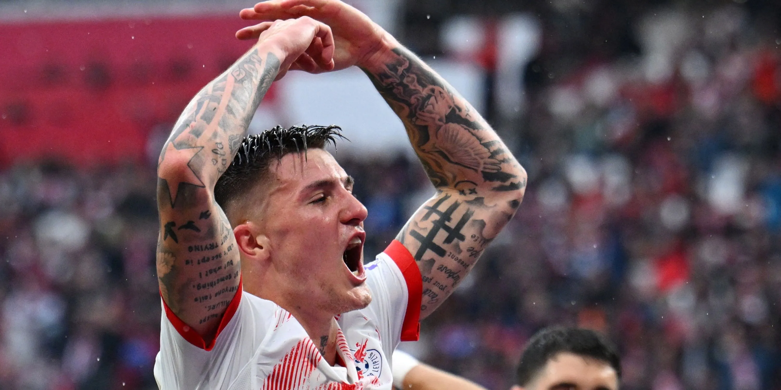 Tiền đạo Benjamin Sesko ăn mừng bàn thắng cho RB Leipzig.