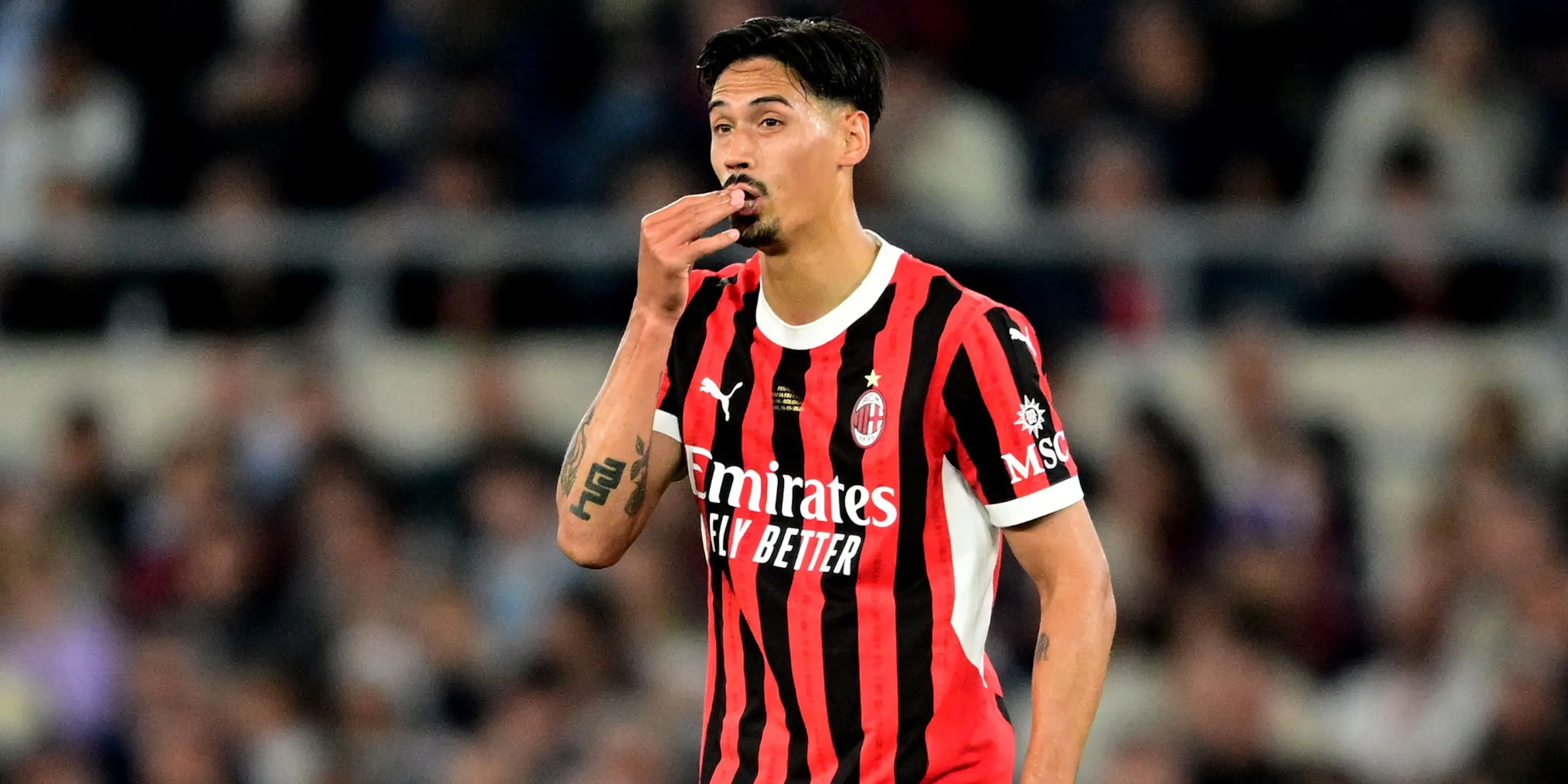 Tijjani Reijnders của AC Milan biểu lộ cảm xúc trên sân